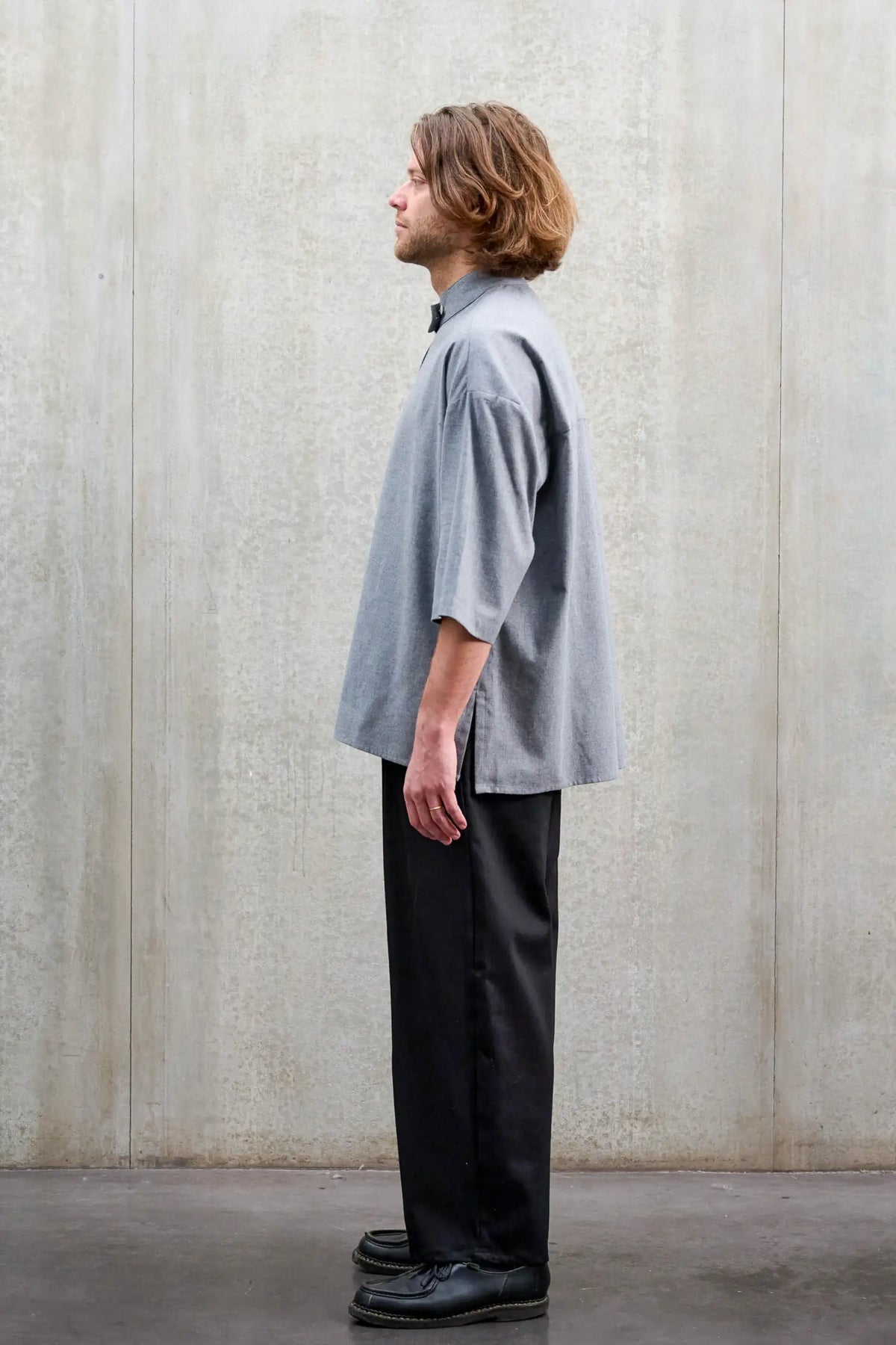 Chemise boxy à col officier Aïdama, modèle Kita en coton brossé gris clair. Portée par un mannequin homme et vue de profil.