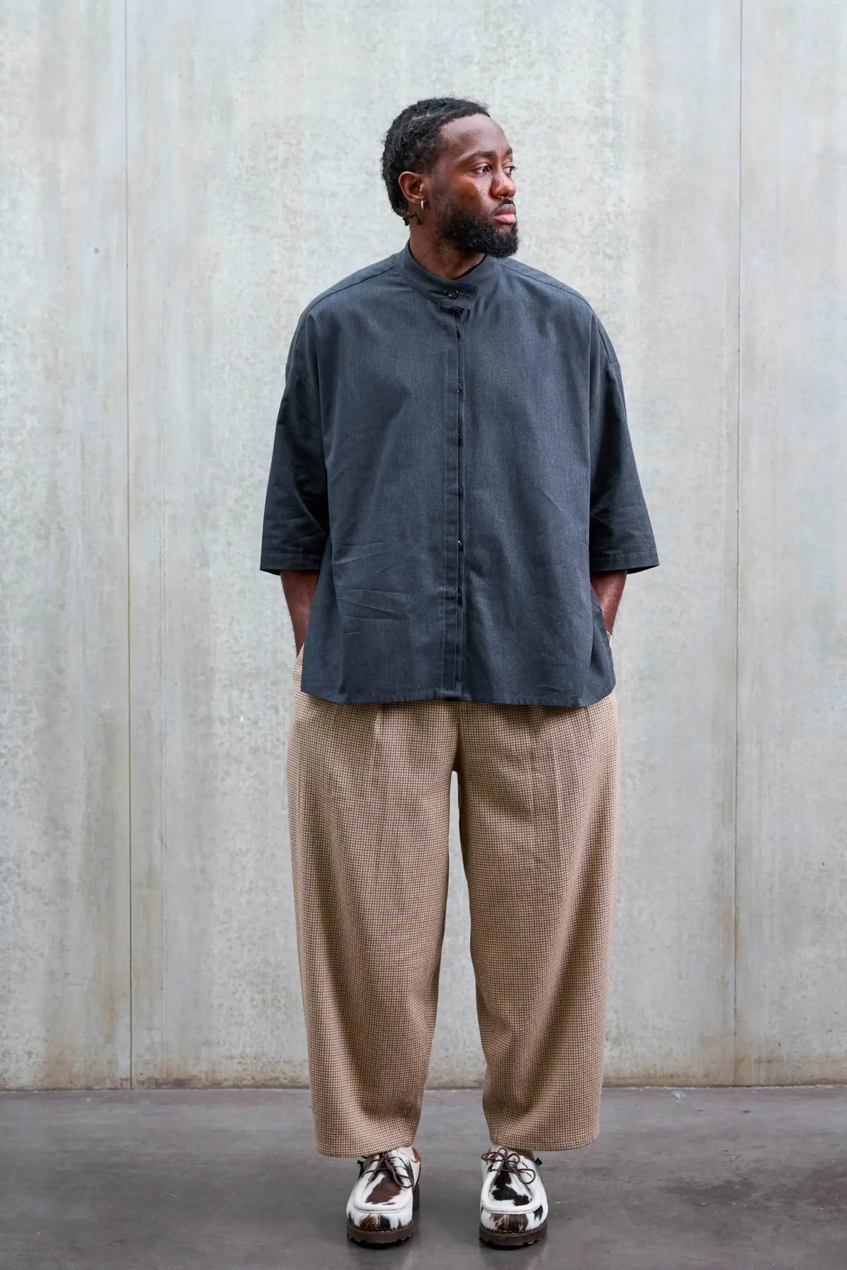 Chemise boxy à col officier de la marque Aïdama, modèle Kita en coton gris foncé. Portée par un mannequin homme et vue de face.