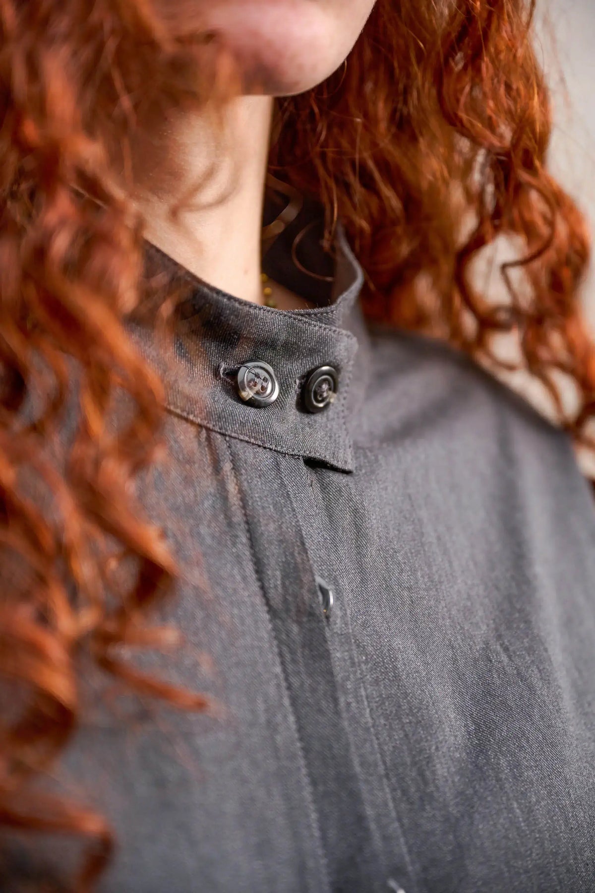 Chemise boxy à col officier de la marque Aïdama, modèle Kita en coton gris foncé. Portée par une mannequin femme et vue zoomée sur le col.