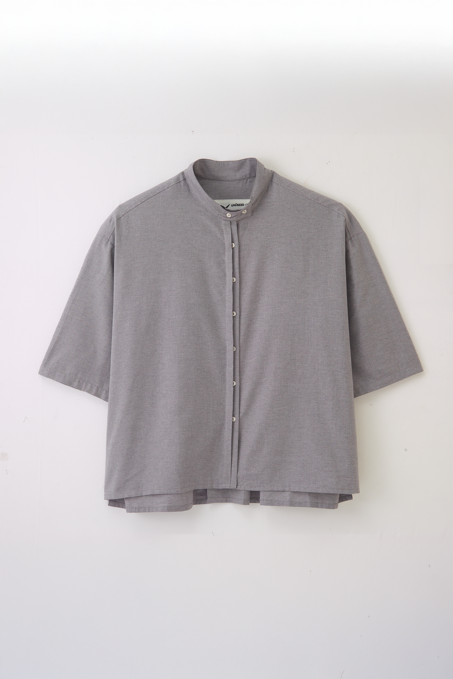 Chemise oversize à manches courtes et col officier de la marque Aïdama, modèle Kita en coton lavande-gris. Vue de face à plat sur fond blanc.