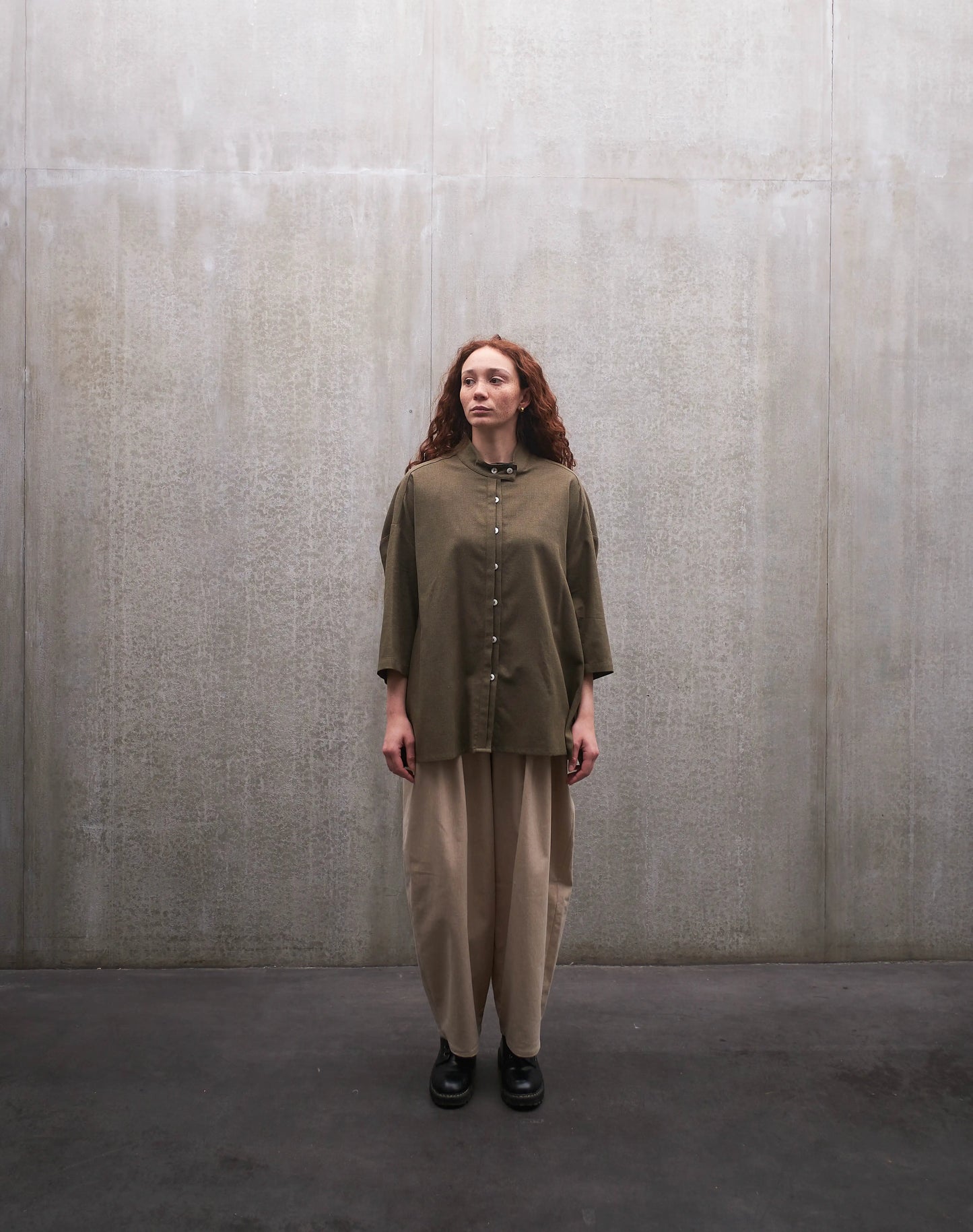 Chemise boxy à manches courtes et col officier Aïdama modèle Kita en coton vert chiné. Portée par une mannequin femme et vue de face.