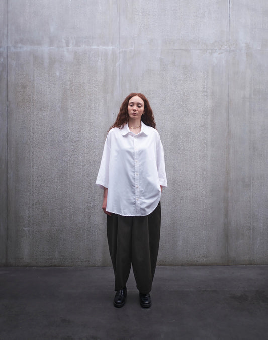 Chemise oversize à manches courtes et col club Aïdama modèle Marui en popeline de coton blanc. Portée par une mannequin femme et vue de face.