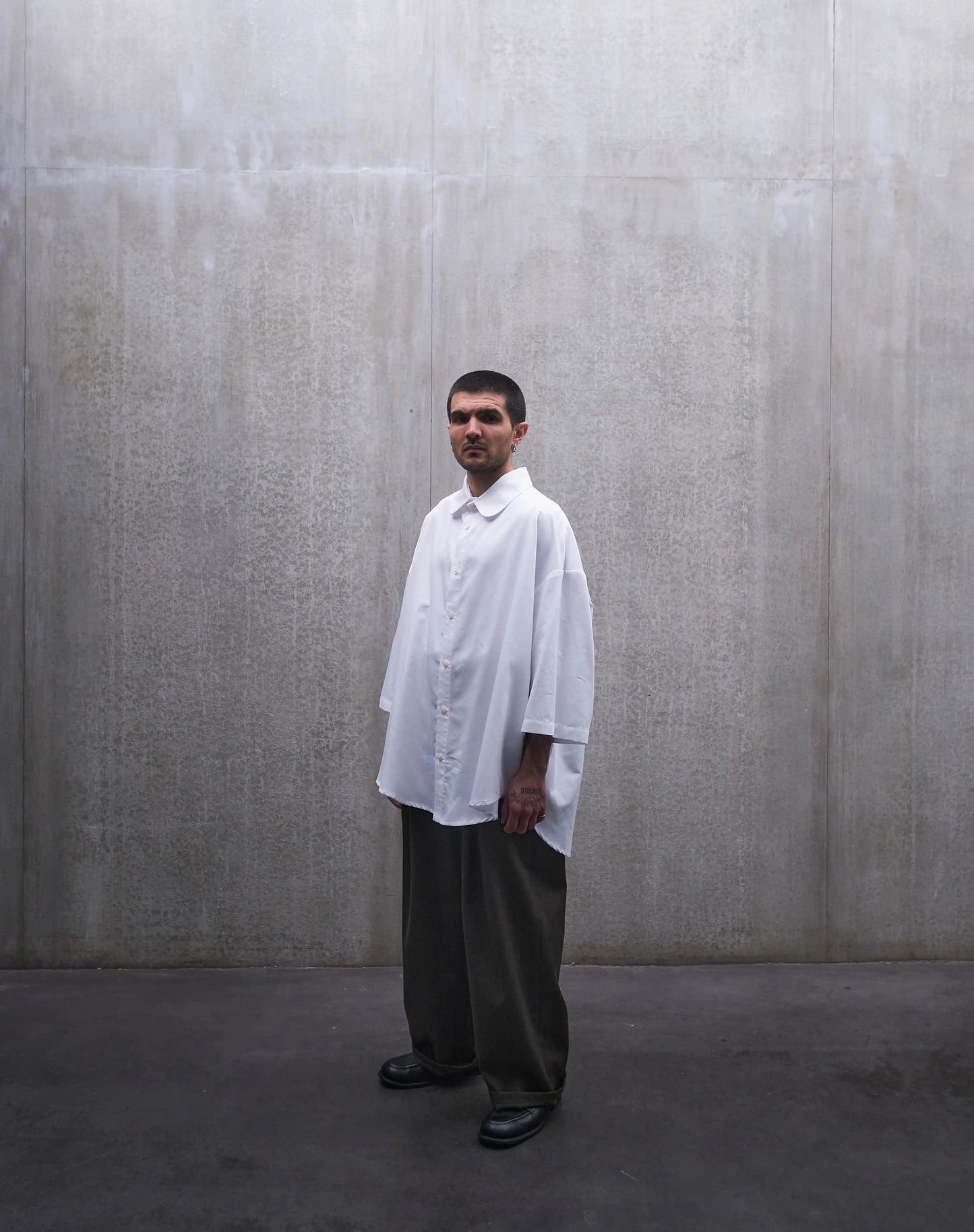 Chemise oversize à manches courtes et col club Aïdama modèle Marui en popeline de coton blanc. Portée par un mannequin homme et vue de face.