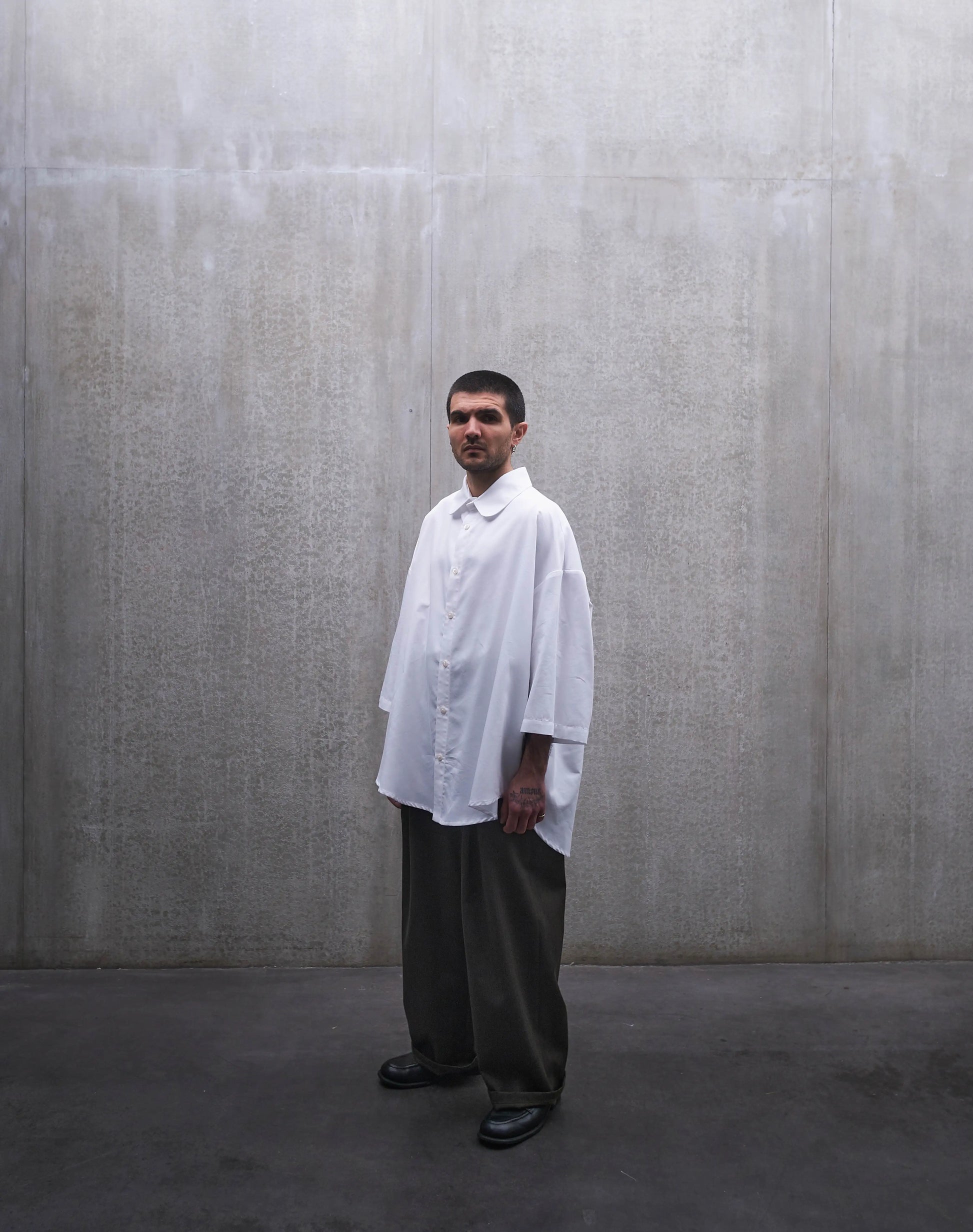 Chemise oversize à manches courtes et col club Aïdama modèle Marui en popeline de coton blanc. Portée par un mannequin homme et vue de face.