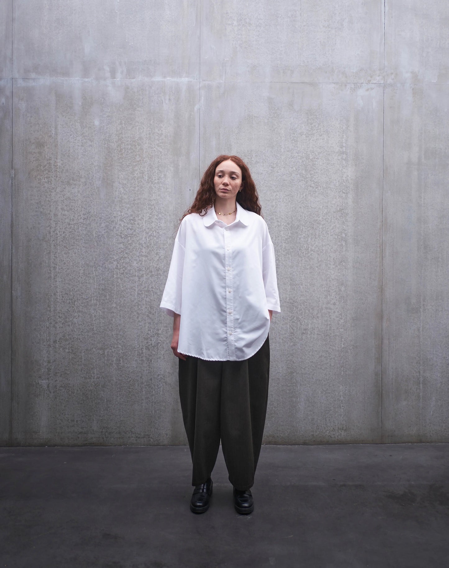 Chemise oversize à manches courtes et col club Aïdama modèle Marui en popeline de coton blanc. Portée par une mannequin femme et vue de face.