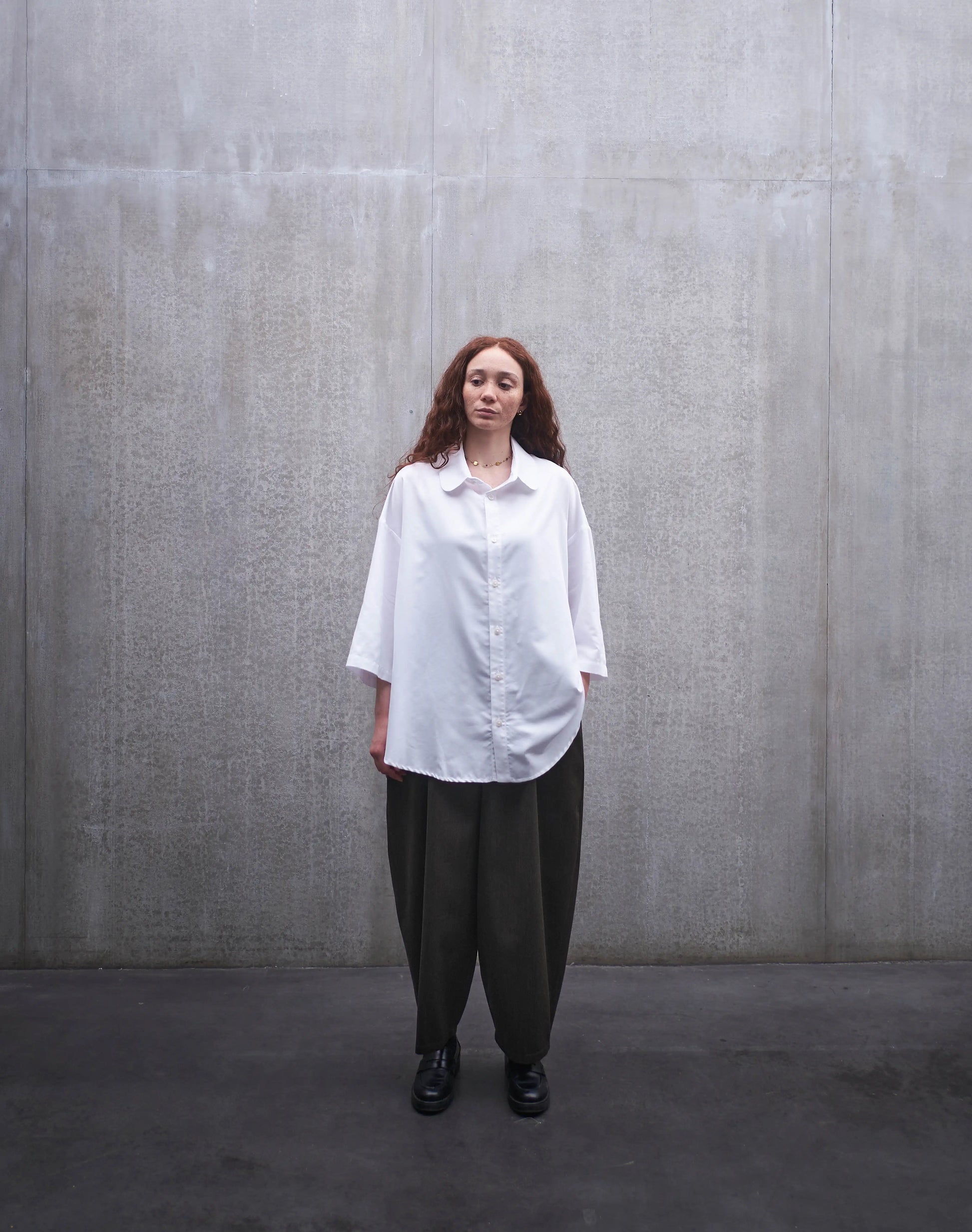 Chemise oversize à manches courtes et col club Aïdama modèle Marui en popeline de coton blanc. Portée par une mannequin femme et vue de face.