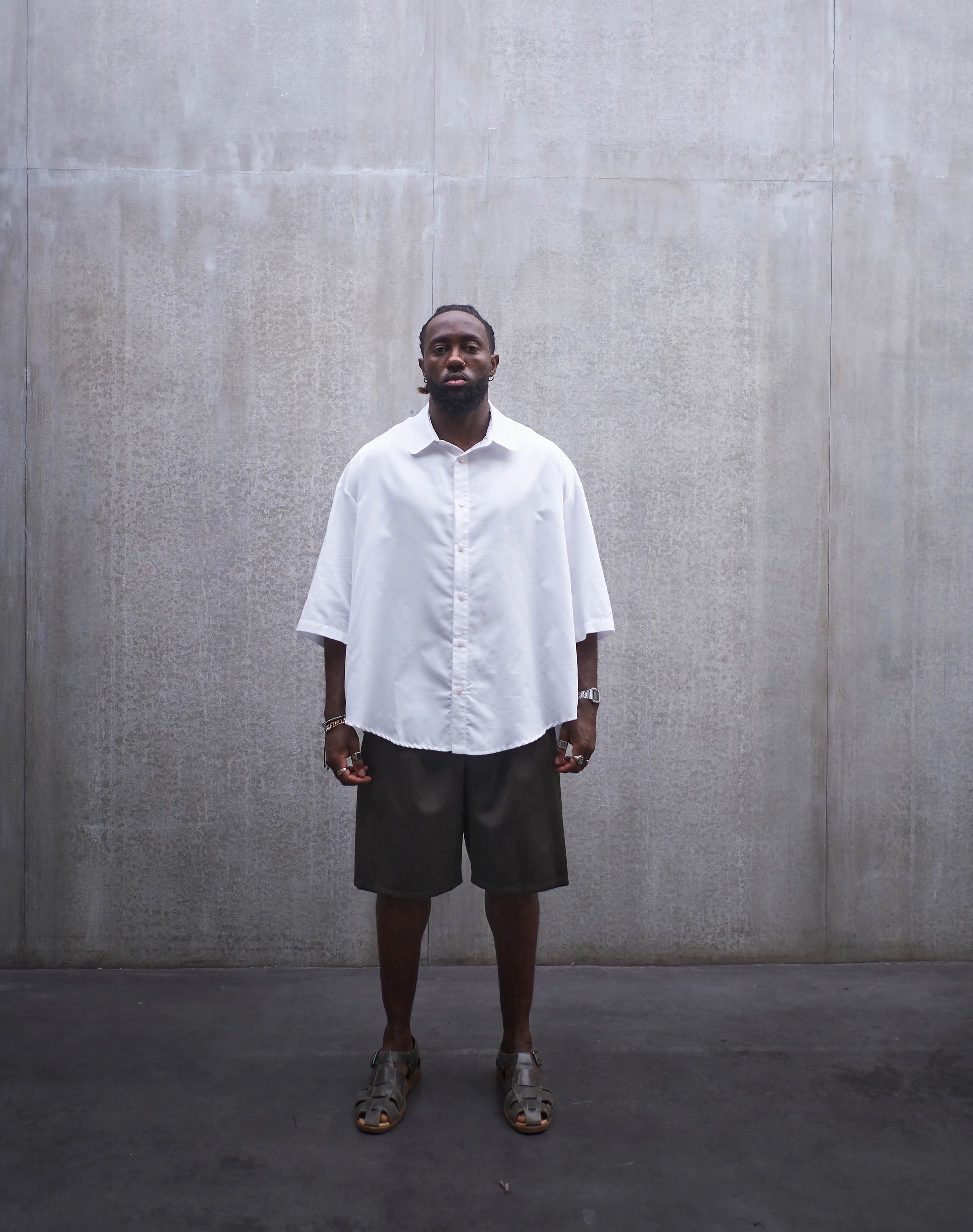 Chemise oversize à manches courtes et col club Aïdama modèle Marui en popeline de coton blanc. Portée par un mannequin homme et vue de face.