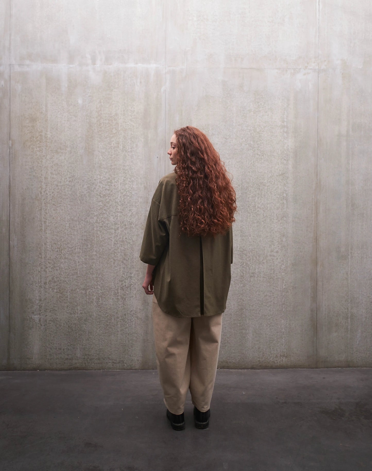 Chemise oversize à manches courtes et col club Aïdama modèle Marui en coton vert chiné. Portée par une mannequin femme et vue de dos.