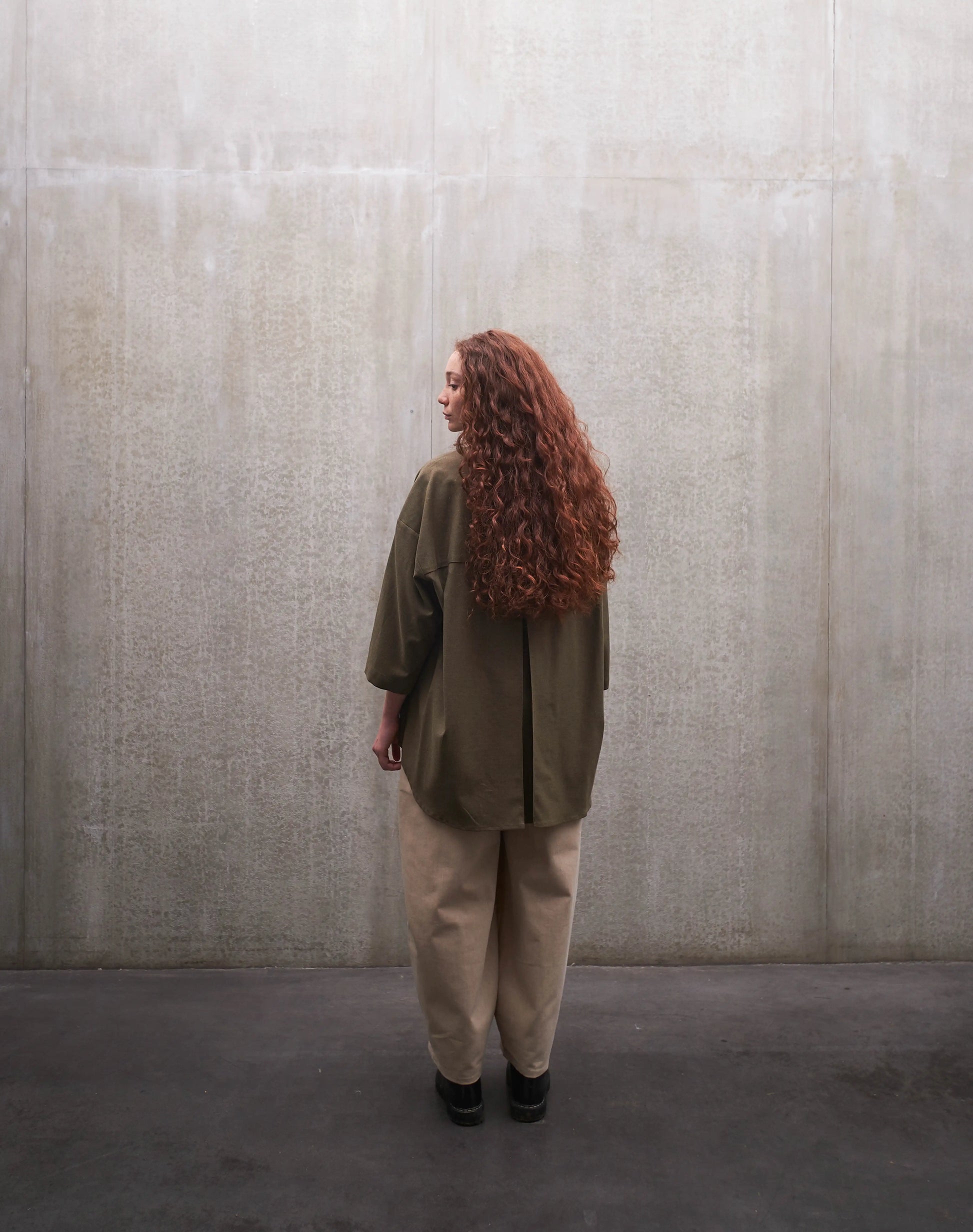 Chemise oversize à manches courtes et col club Aïdama modèle Marui en coton vert chiné. Portée par une mannequin femme et vue de dos.