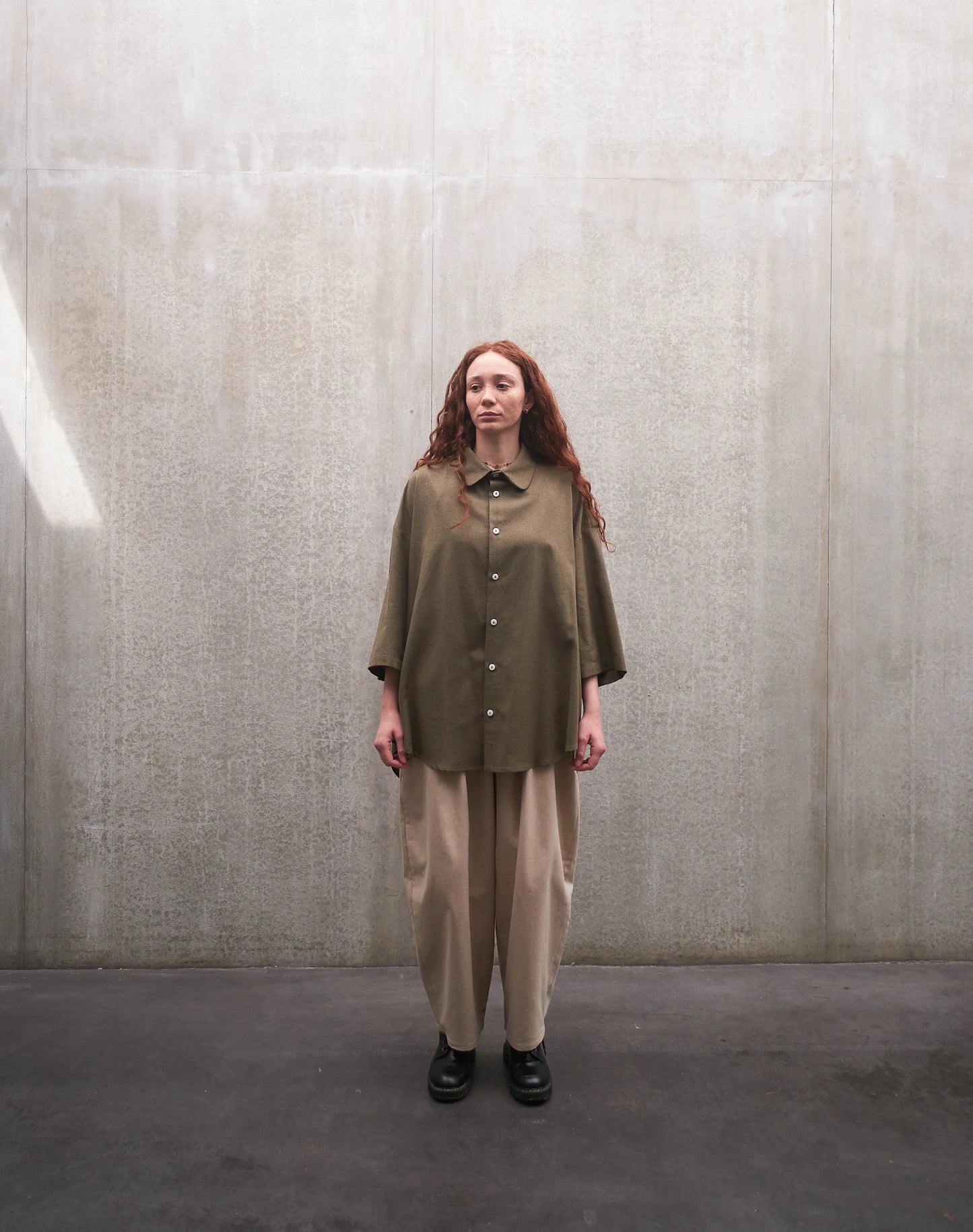 Chemise oversize à manches courtes et col club Aïdama modèle Marui en coton vert chiné. Portée par une mannequin femme et vue de face.