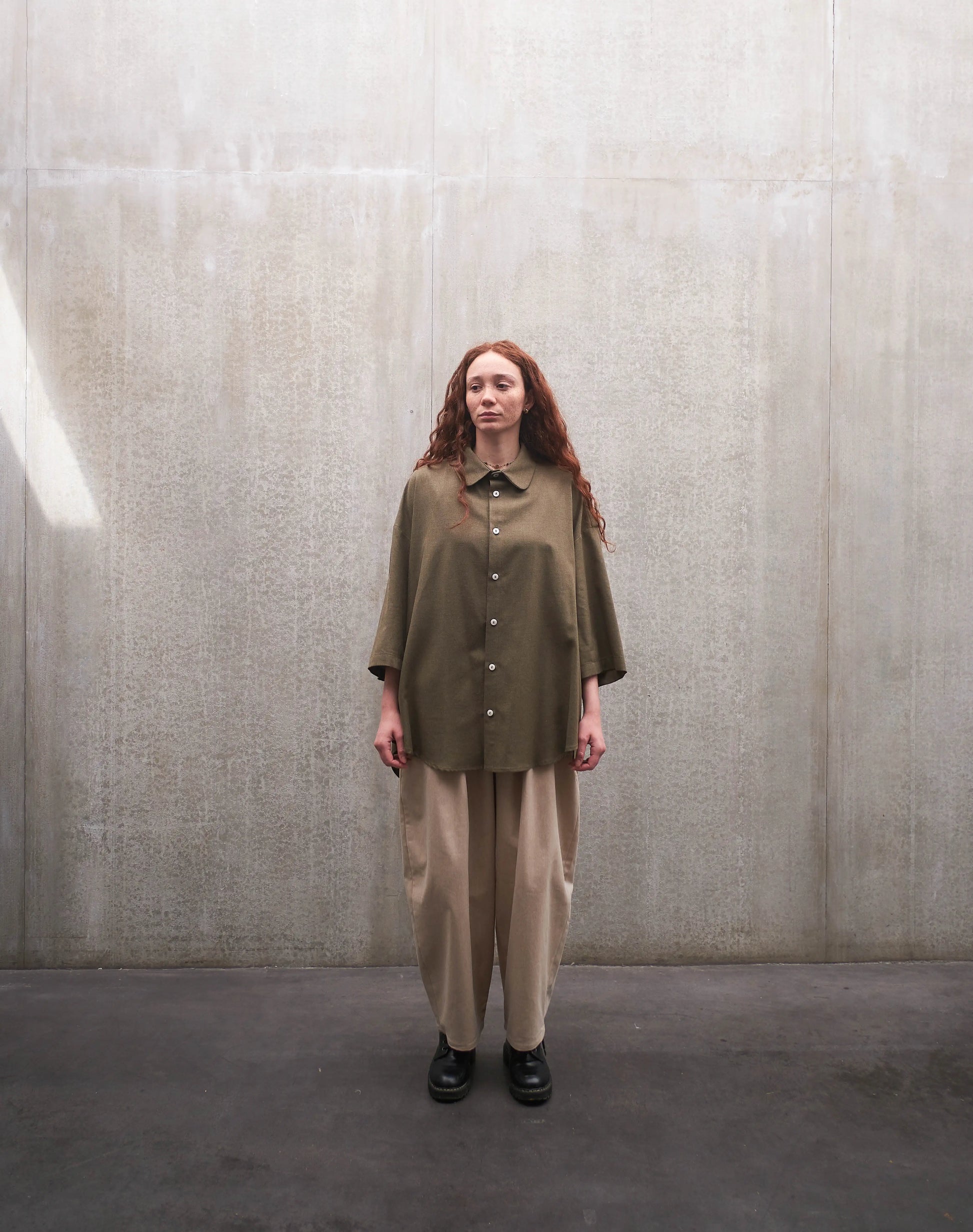 Chemise oversize à manches courtes et col club Aïdama modèle Marui en coton vert chiné. Portée par une mannequin femme et vue de face.