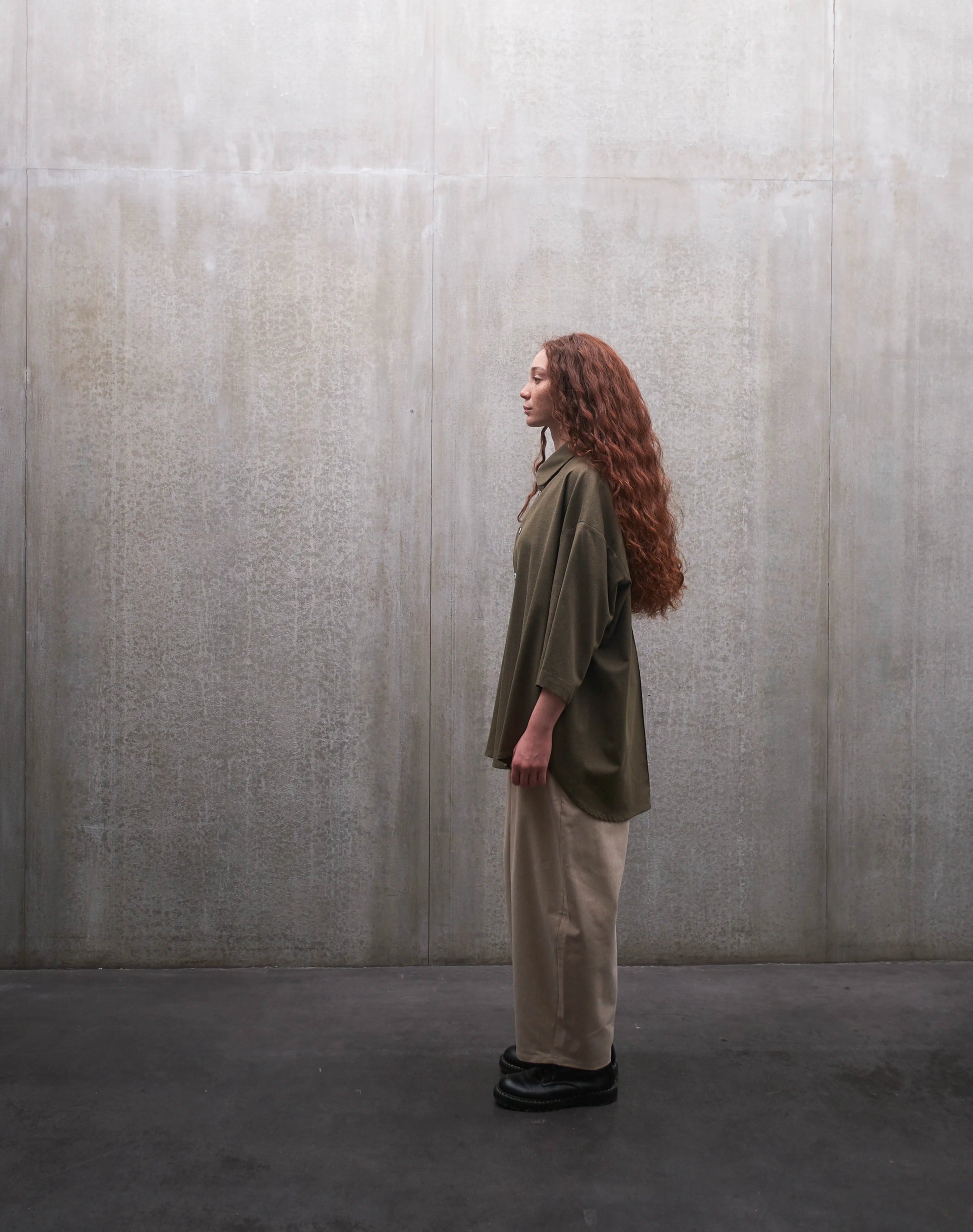 Chemise oversize à manches courtes et col club Aïdama modèle Marui en coton vert chiné. Portée par une mannequin femme et vue de profil.