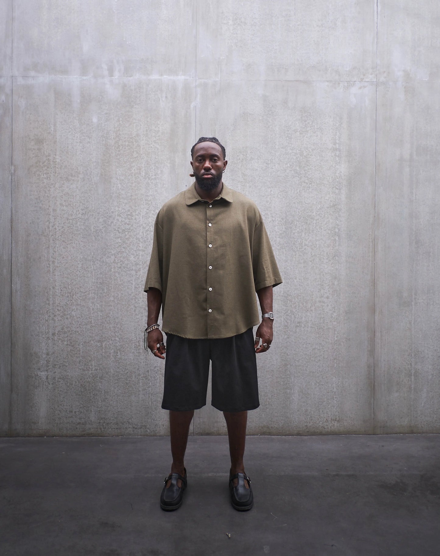 Chemise oversize à manches courtes et col club Aïdama modèle Marui en coton vert chiné. Portée par un mannequin homme et vue de face.
