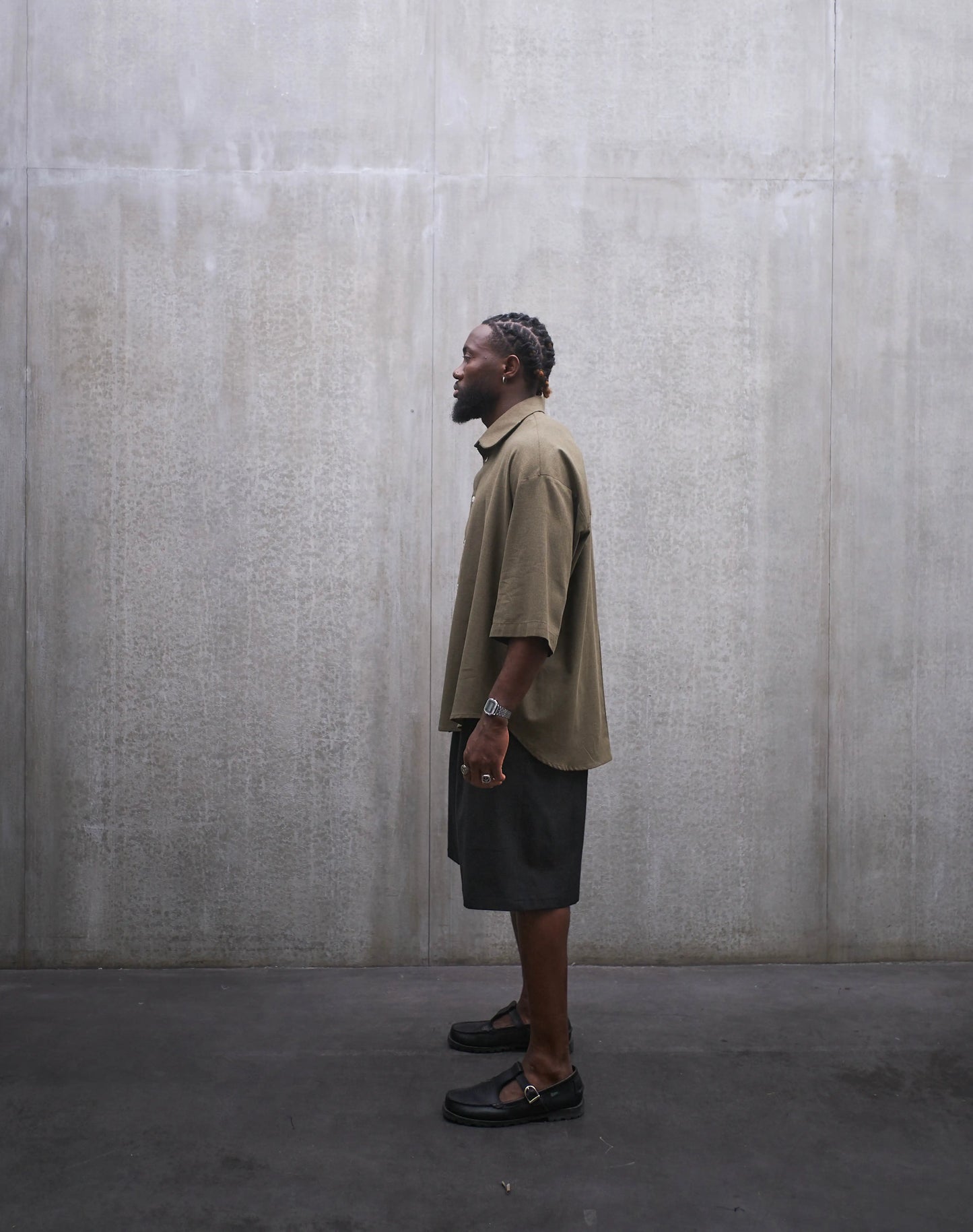 Chemise oversize à manches courtes et col club Aïdama modèle Marui en coton vert chiné. Portée par un mannequin homme et vue de profil.