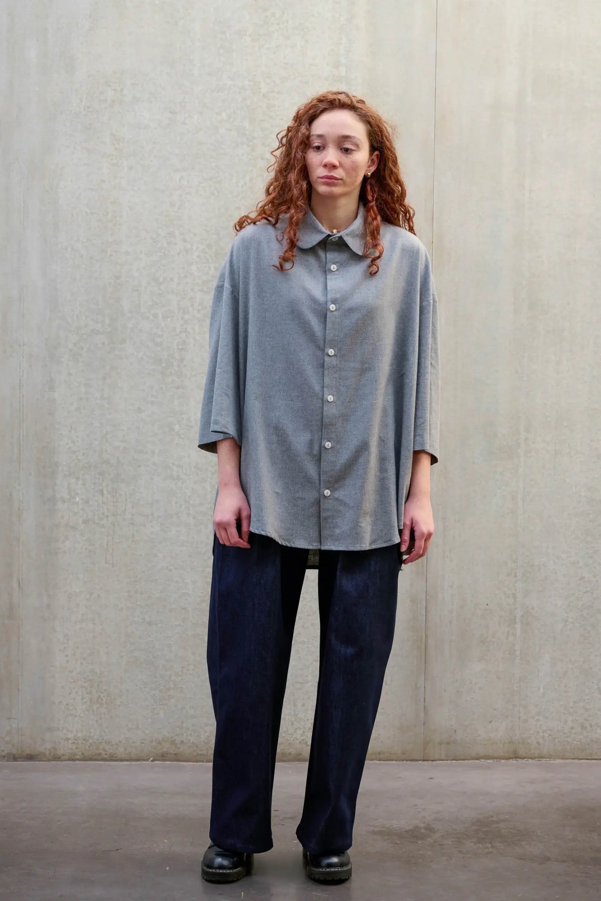 Chemise oversize arrondie de la marque Aïdama, modèle Marui en coton gratté gris clair. Porté par une mannequin femme et vue de face.