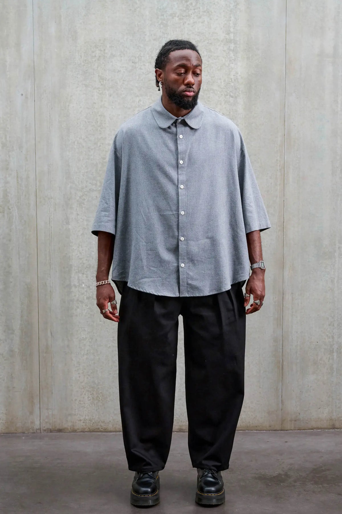 Chemise oversize arrondie de la marque Aïdama, modèle Marui en coton gratté gris clair. Porté par un mannequin homme et vue de face.
