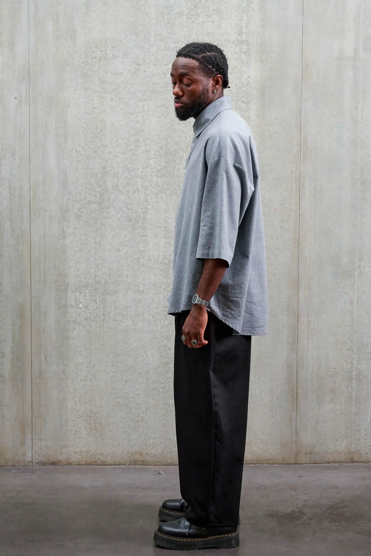 Chemise oversize arrondie de la marque Aïdama, modèle Marui en coton gratté gris clair. Porté par un mannequin homme et vue de profil.