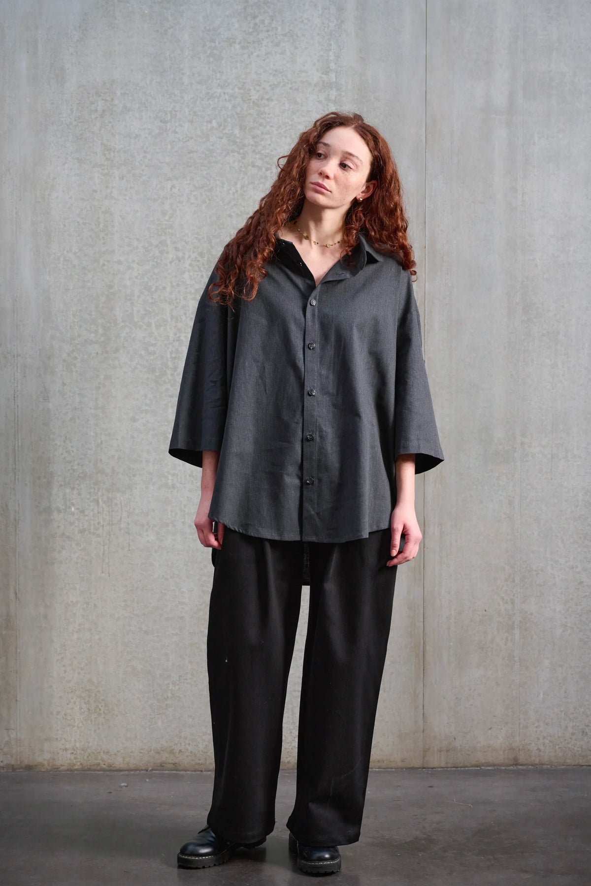 Chemise oversize arrondie de la marque Aïdama, modèle Marui en coton brossé gris foncé. Portée par une mannequin femme et vue de face.