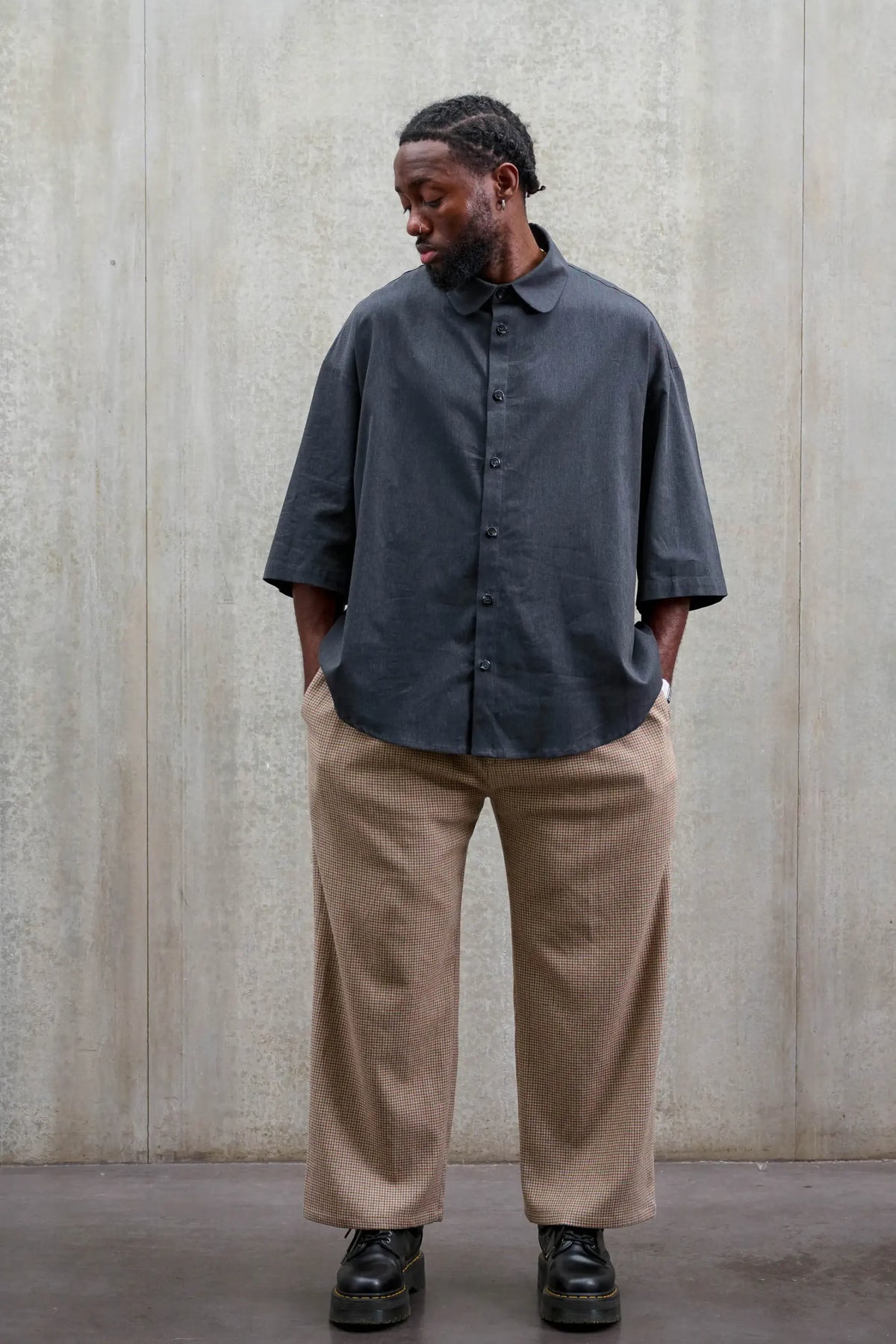 Chemise oversize arrondie de la marque Aïdama, modèle Marui en coton gratté gris foncé. Portée par un mannequin homme et vue de face.
