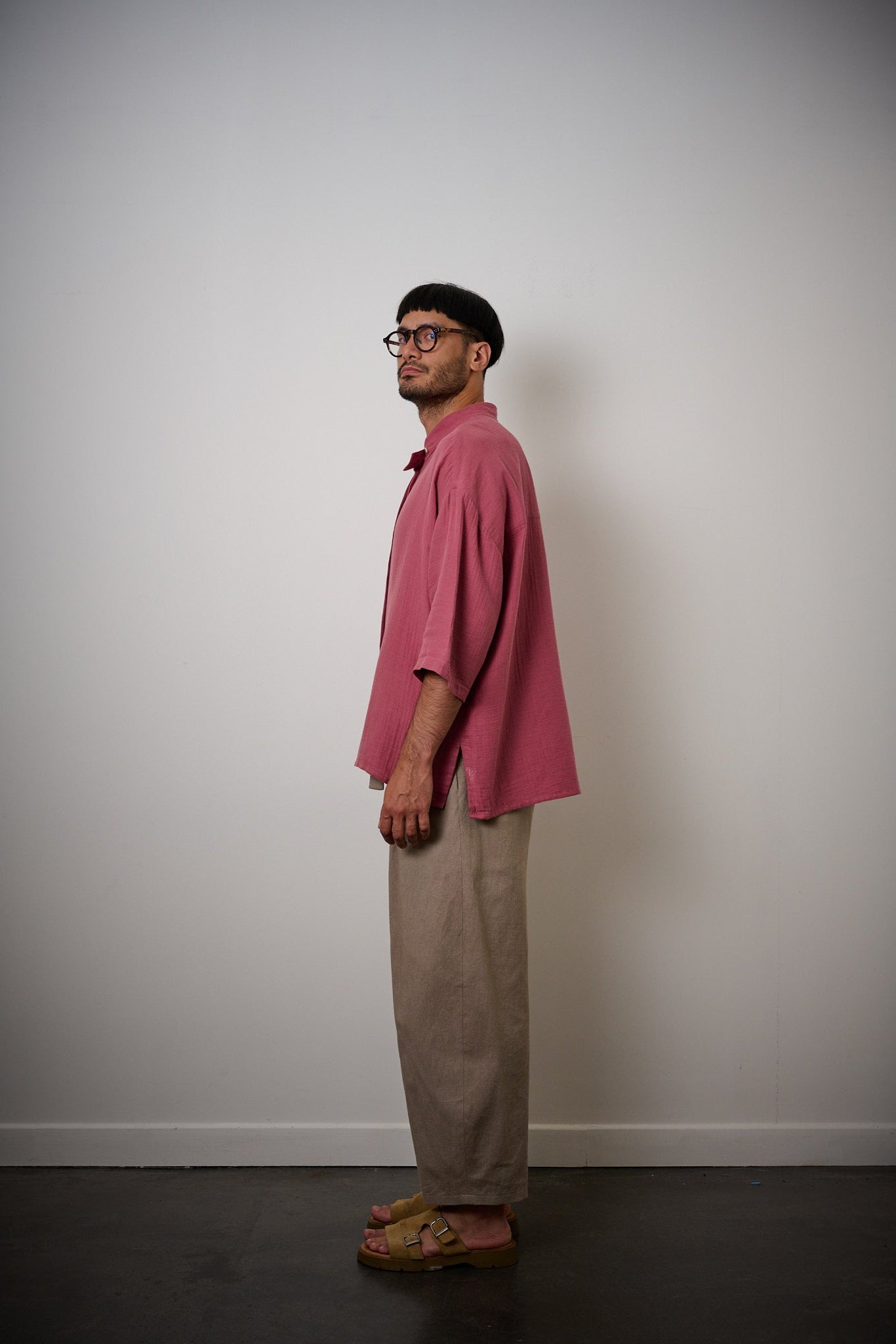 Chemise oversize à col officier de la marque aidama, modèle kita, coupe boxy en gaze de coton framboise. Portée par un mannequin homme et vu de profil