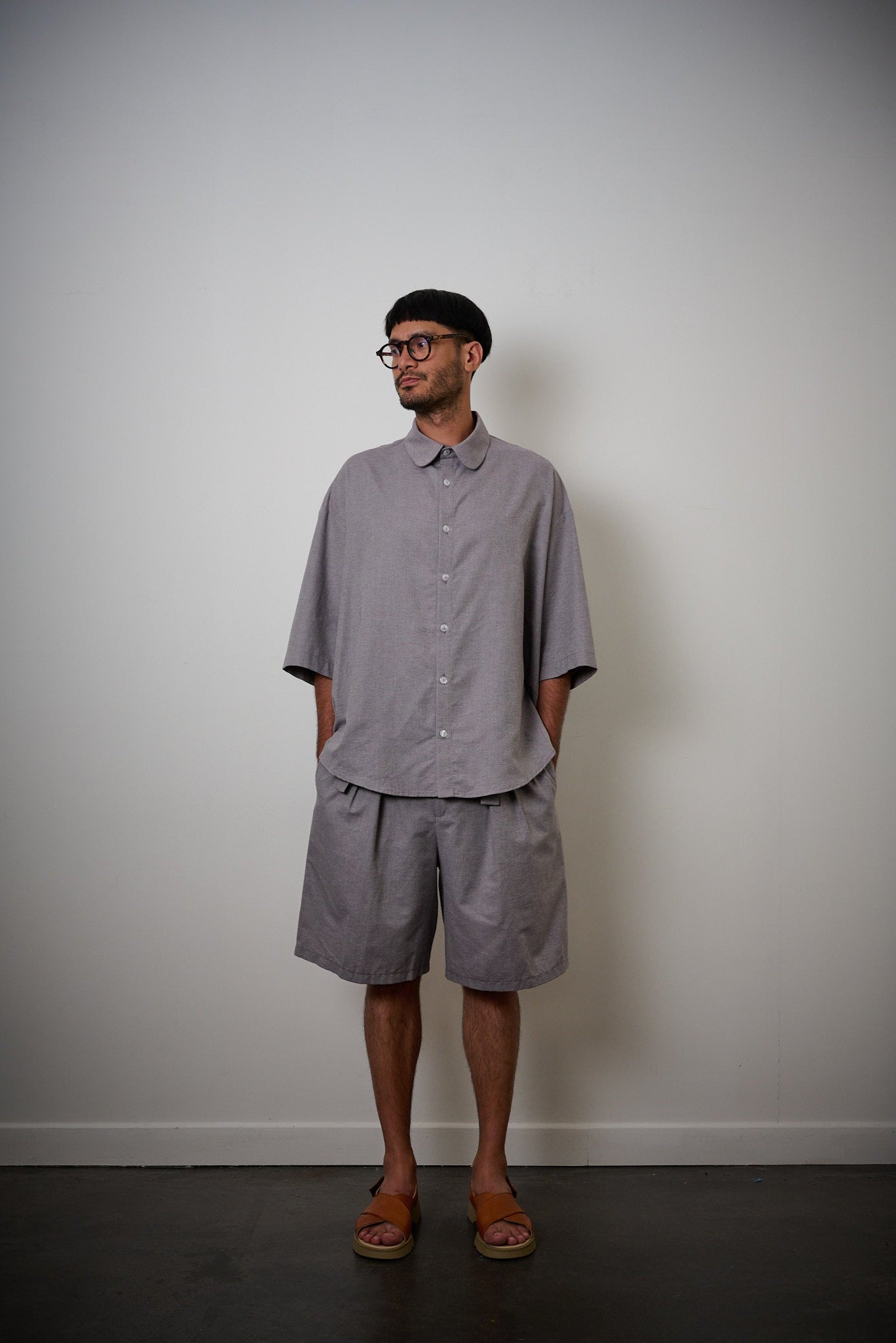 Chemise oversize à manches courtes et col club de la marque Aïdama, modèle Marui en coton lavande-gris. Portée par un mannequin homme et vue de face.