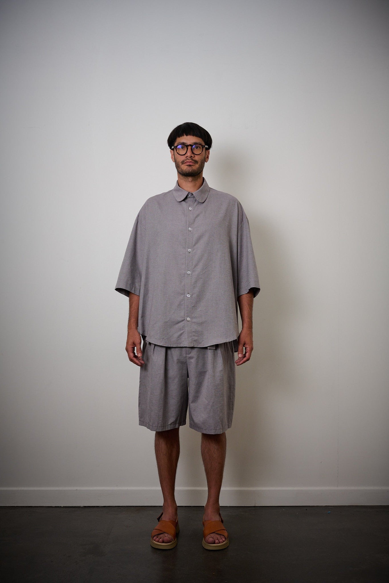 Chemise oversize à manches courtes et col club de la marque Aïdama, modèle Marui en coton lavande-gris. Portée par un mannequin homme et vue de face.