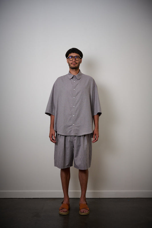 Chemise oversize à manches courtes et col club de la marque Aïdama, modèle Marui en coton lavande-gris. Portée par un mannequin homme et vue de face.