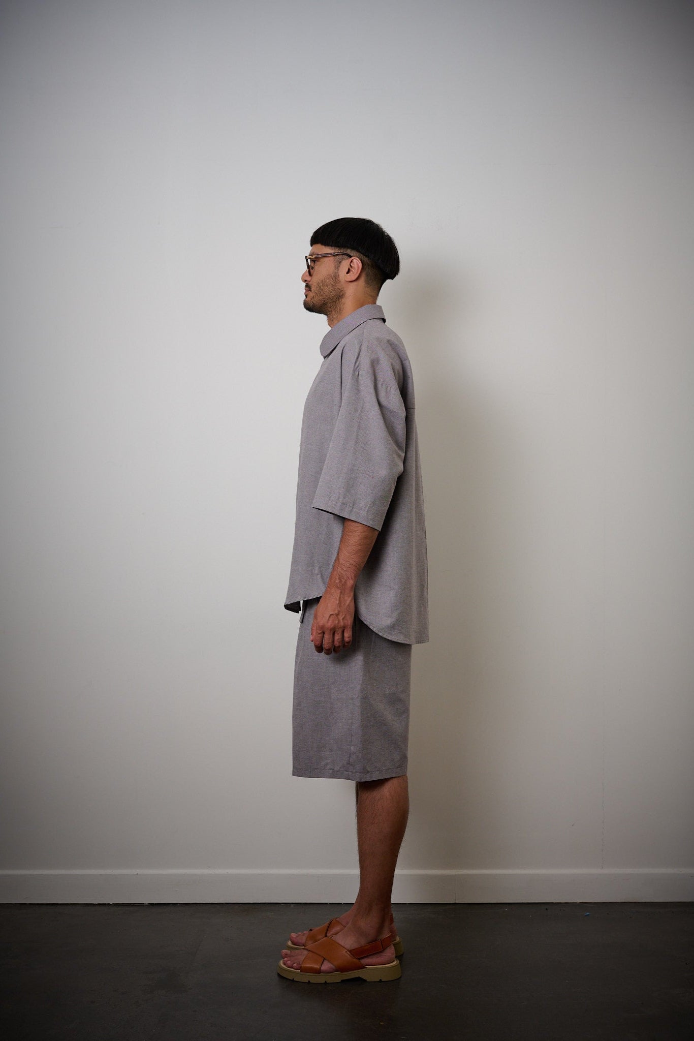 Chemise oversize à manches courtes et col club de la marque Aïdama, modèle Marui en coton lavande-gris. Portée par un mannequin homme et vue de profil.