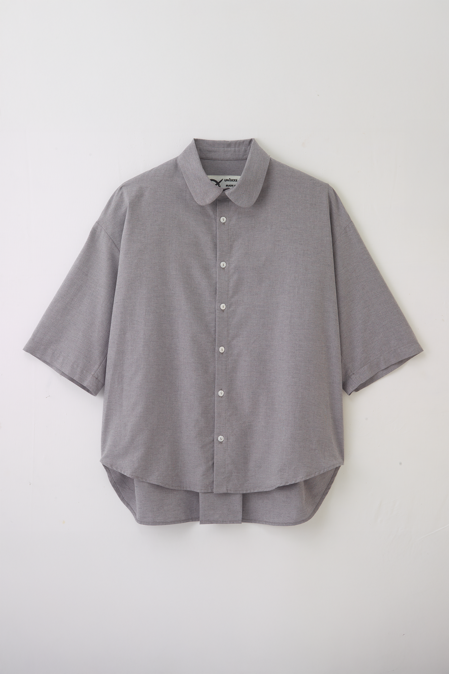 Chemise oversize à manches courtes et col club de la marque Aïdama, modèle Marui en coton lavande-gris. Vue de face posée à plat sur fond blanc.