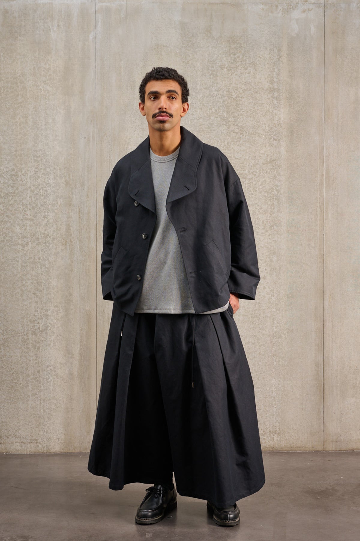 Jupe culotte oversize de la marque Aïdama, modèle Hakama en coton & lin noir. Porté par un mannequin homme et vu de face.