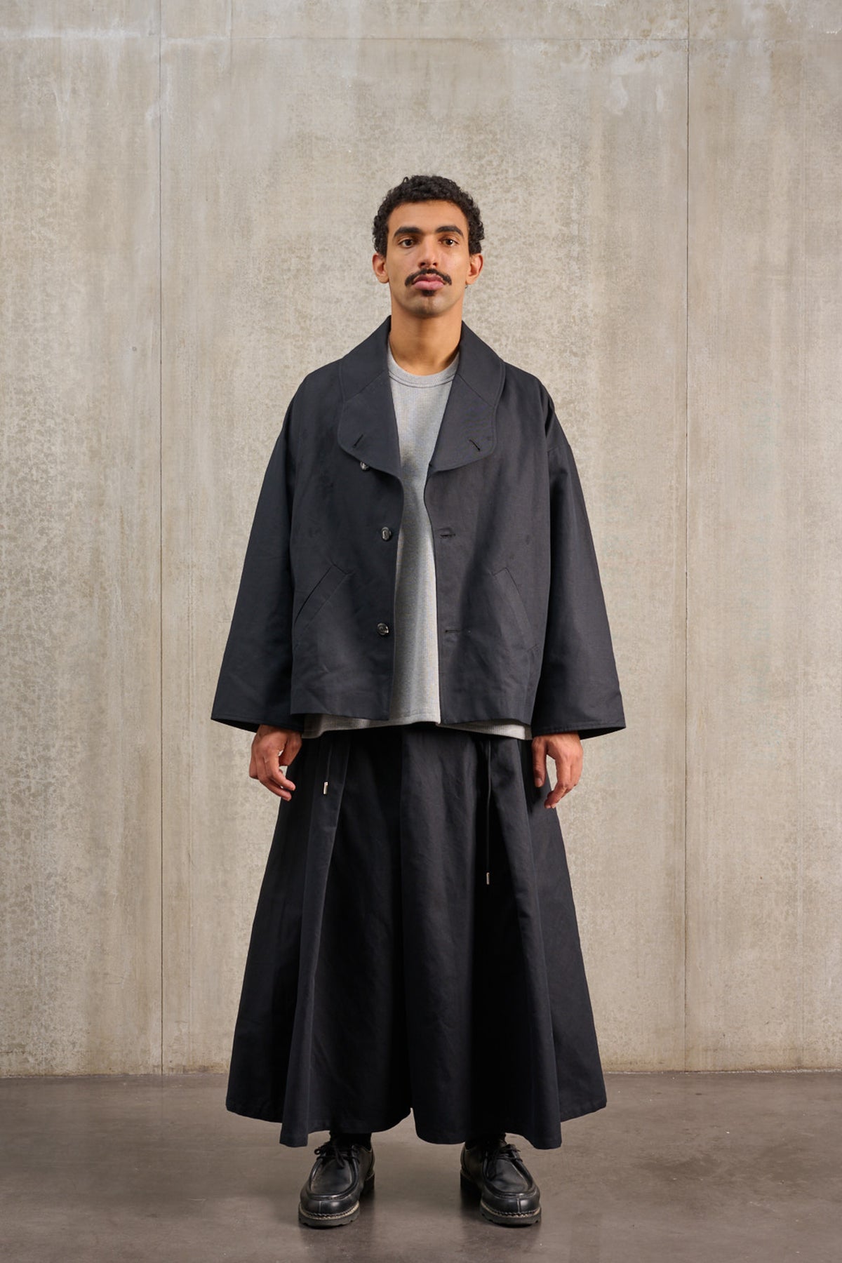 Jupe culotte oversize de la marque Aïdama, modèle Hakama en coton & lin noir. Porté par un mannequin homme et vu de face.