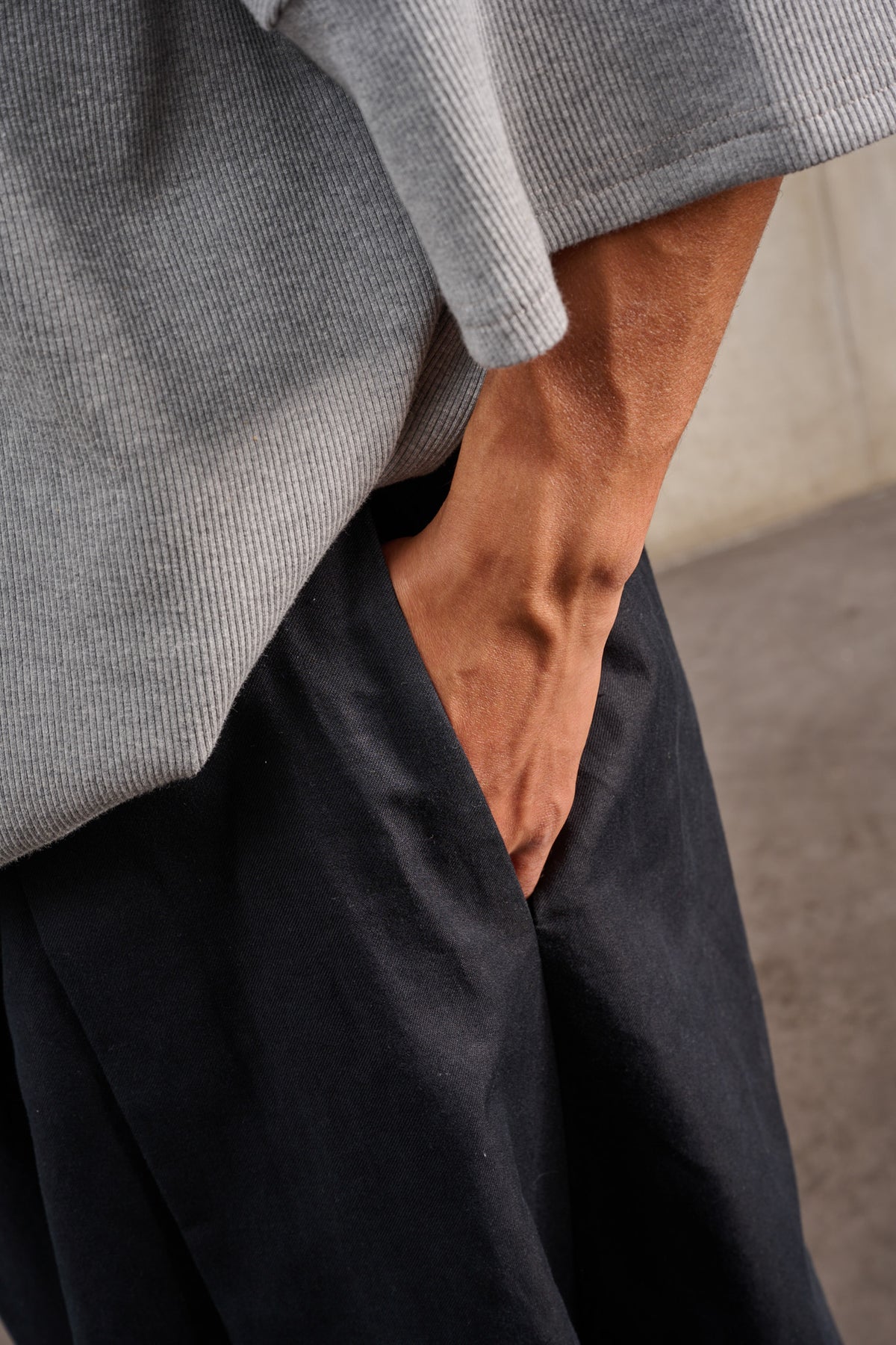 Jupe culotte oversize de la marque Aïdama, modèle Hakama en coton & lin noir. Porté par un mannequin homme et vu zoomé sur la poche.