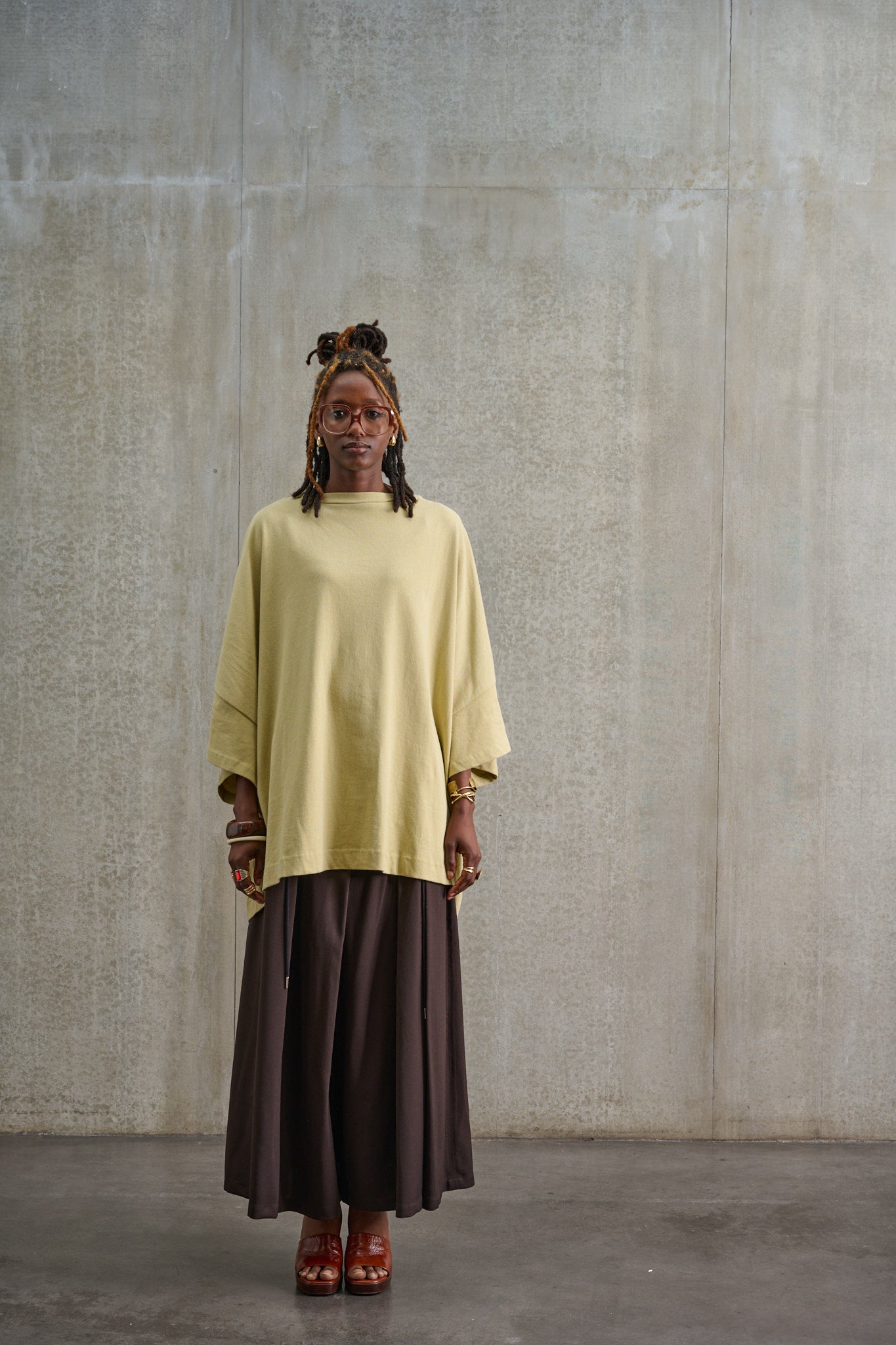 Jupe culotte oversize de la marque Aïdama, modèle Hakama en laine froide marron, portée par un modèle femme et vue de face.