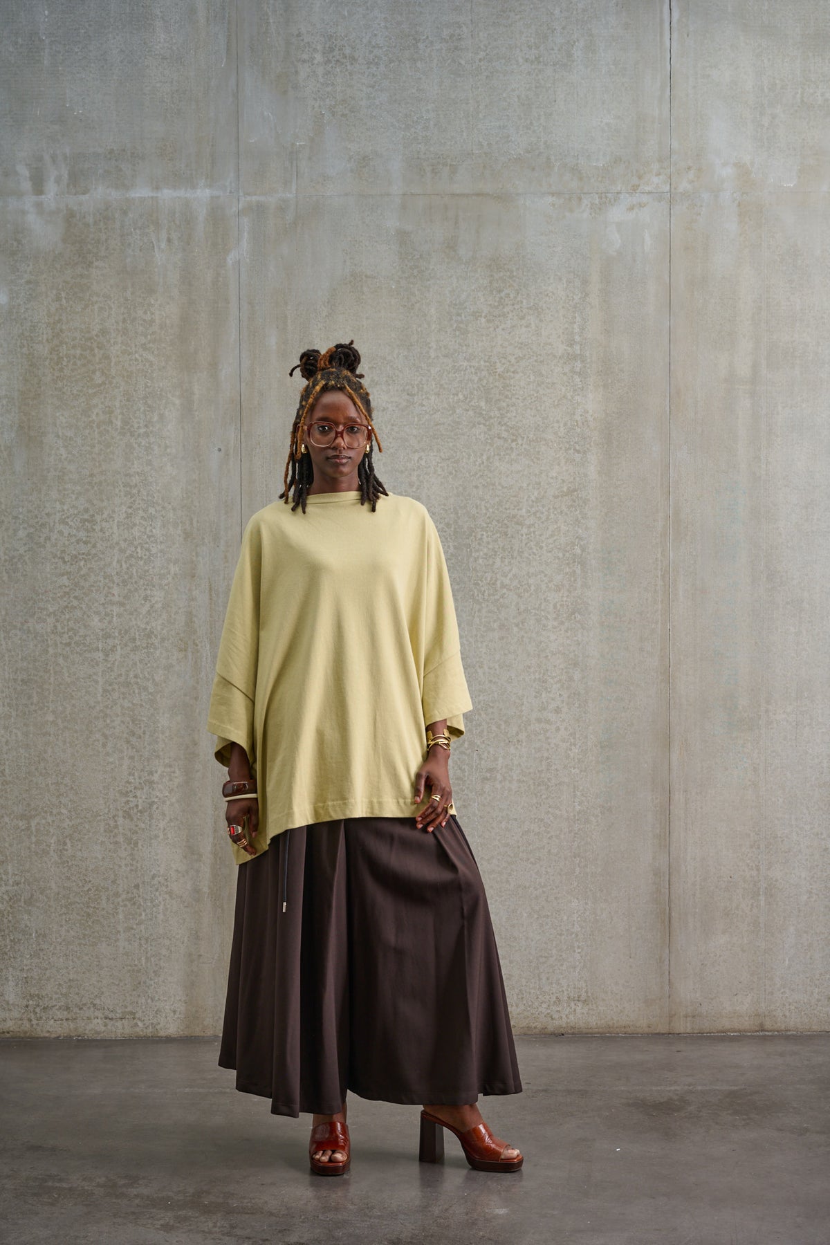 Jupe culotte oversize de la marque Aïdama, modèle Hakama en laine froide marron, portée par un modèle femme et vue de face.