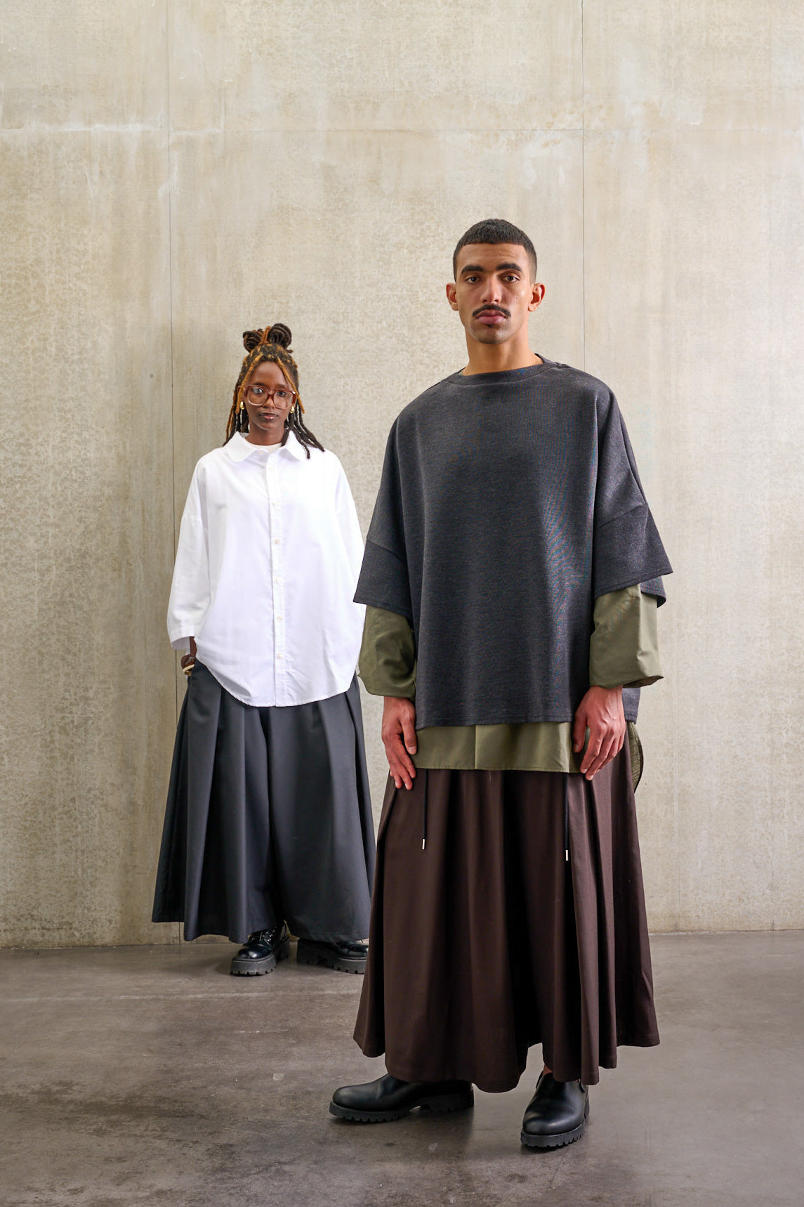 Jupe culotte oversize de la marque Aïdama, modèle Hakama en laine froide marron, portée par un modèle homme et vue de face.
