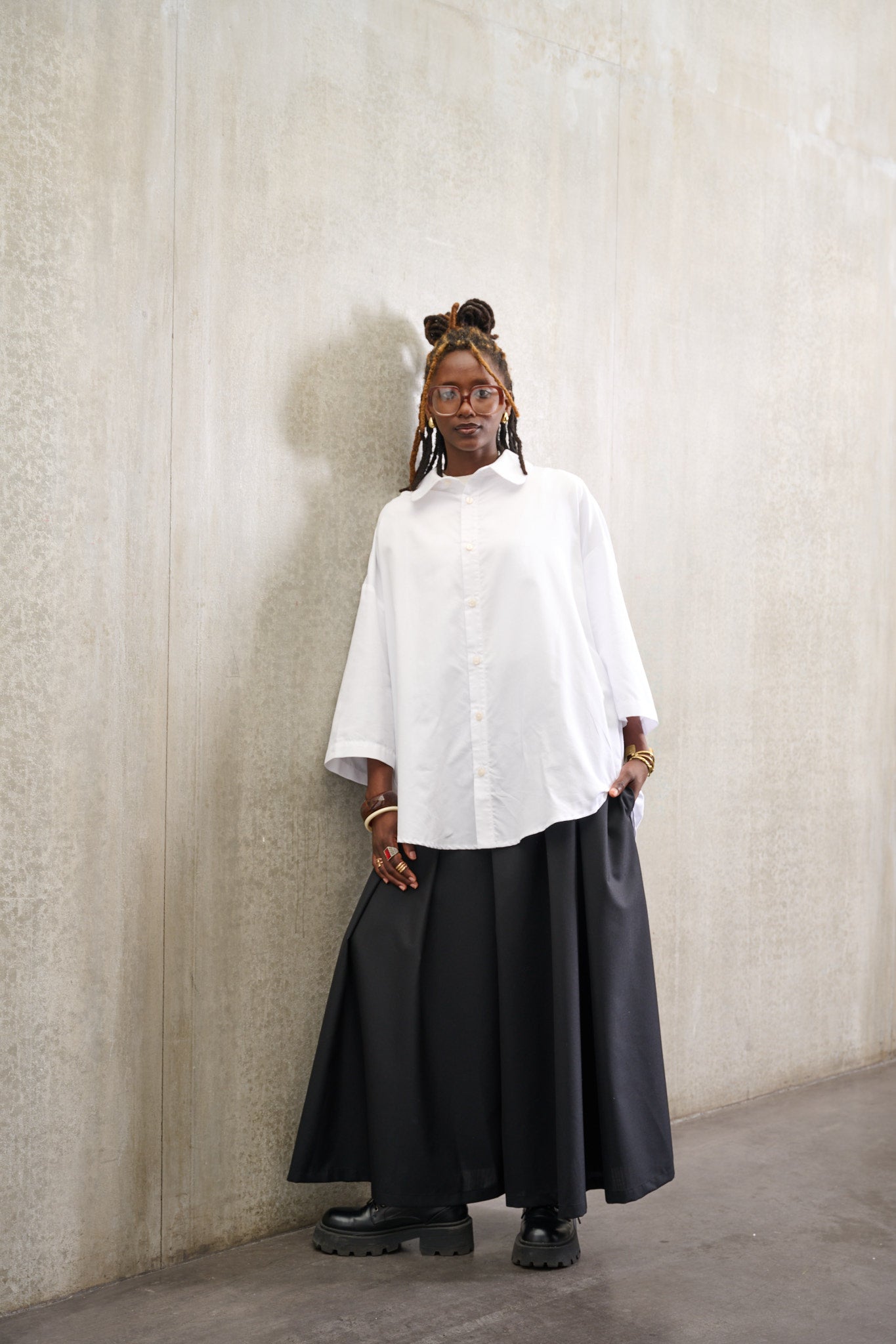Jupe culotte oversize de la marque Aïdama, modèle Hakama en laine froide noire, portée par un modèle femme et vue de face.