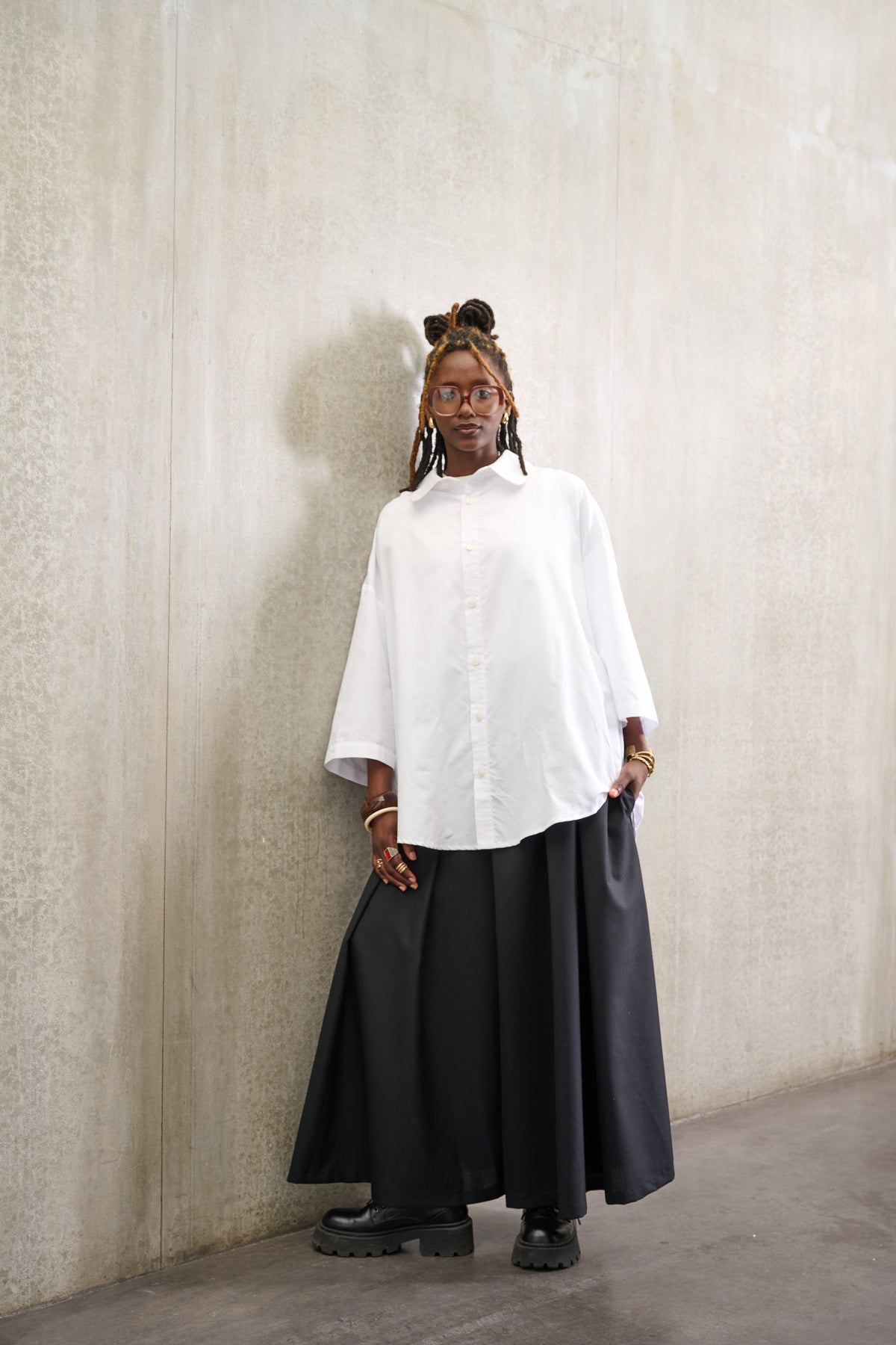 Jupe culotte oversize de la marque Aïdama, modèle Hakama en laine froide noire, portée par un modèle femme et vue de face.