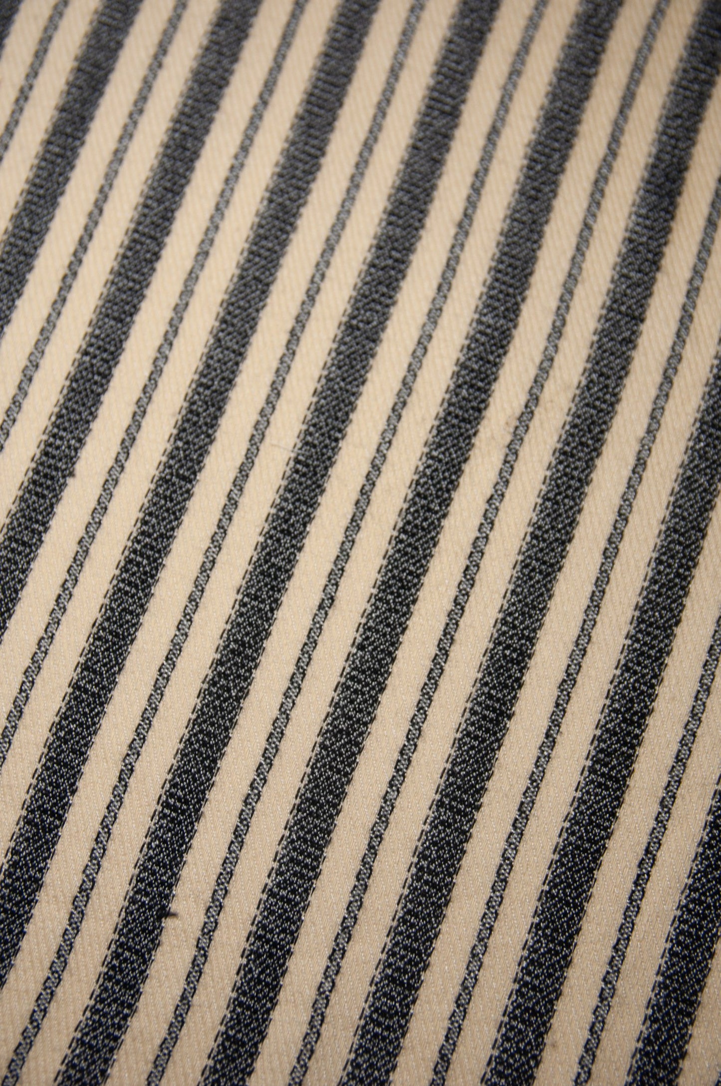 Pantalon circulaire de la marque Aïdama, coupe ballon en coton crème à rayures noires. Vu zoomé sur le motif.