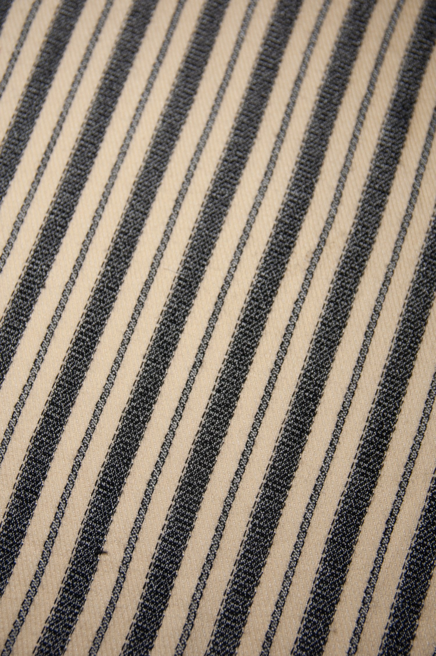 Pantalon circulaire de la marque Aïdama, coupe ballon en coton crème à rayures noires. Vu zoomé sur le motif.