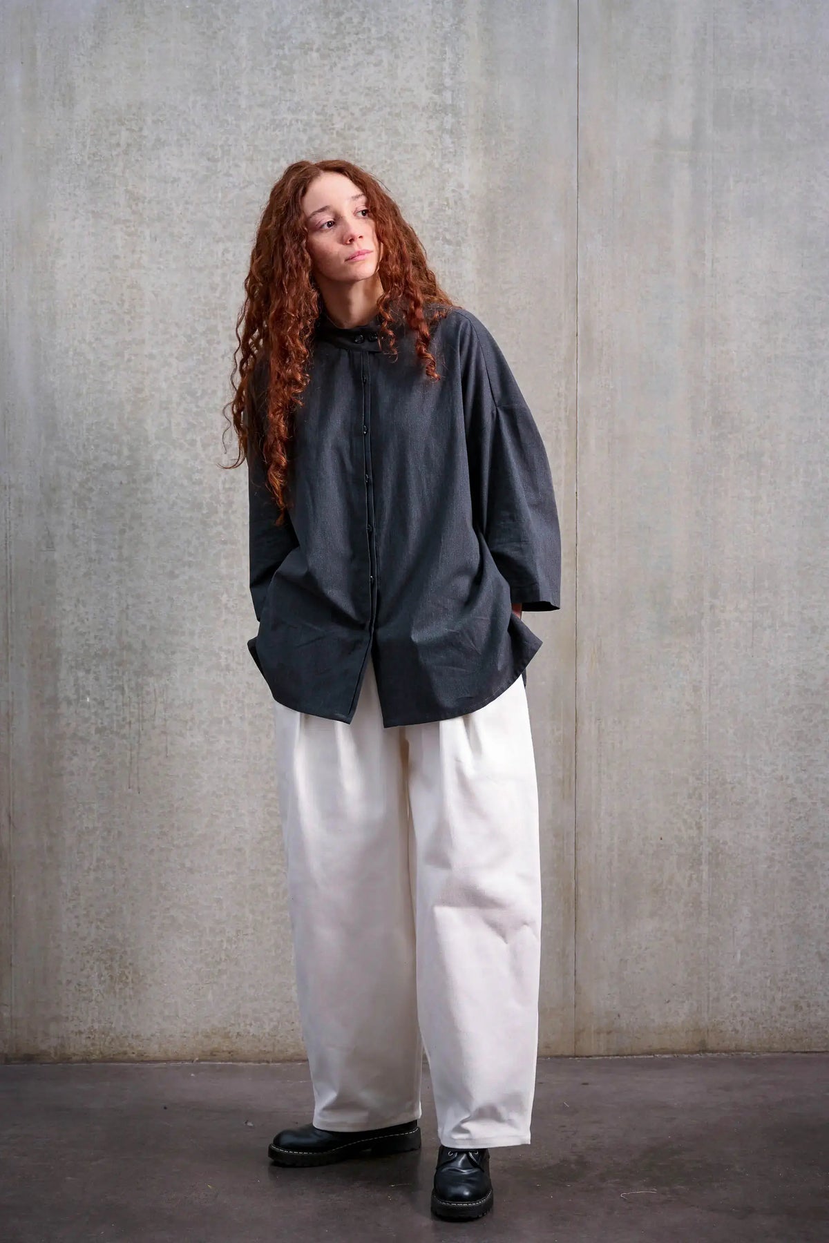 Pantalon circulaire unisexe de la marque Aïdama, coupe ballon en sergé de coton blanc. Porté par une mannequin femme et vu de face.