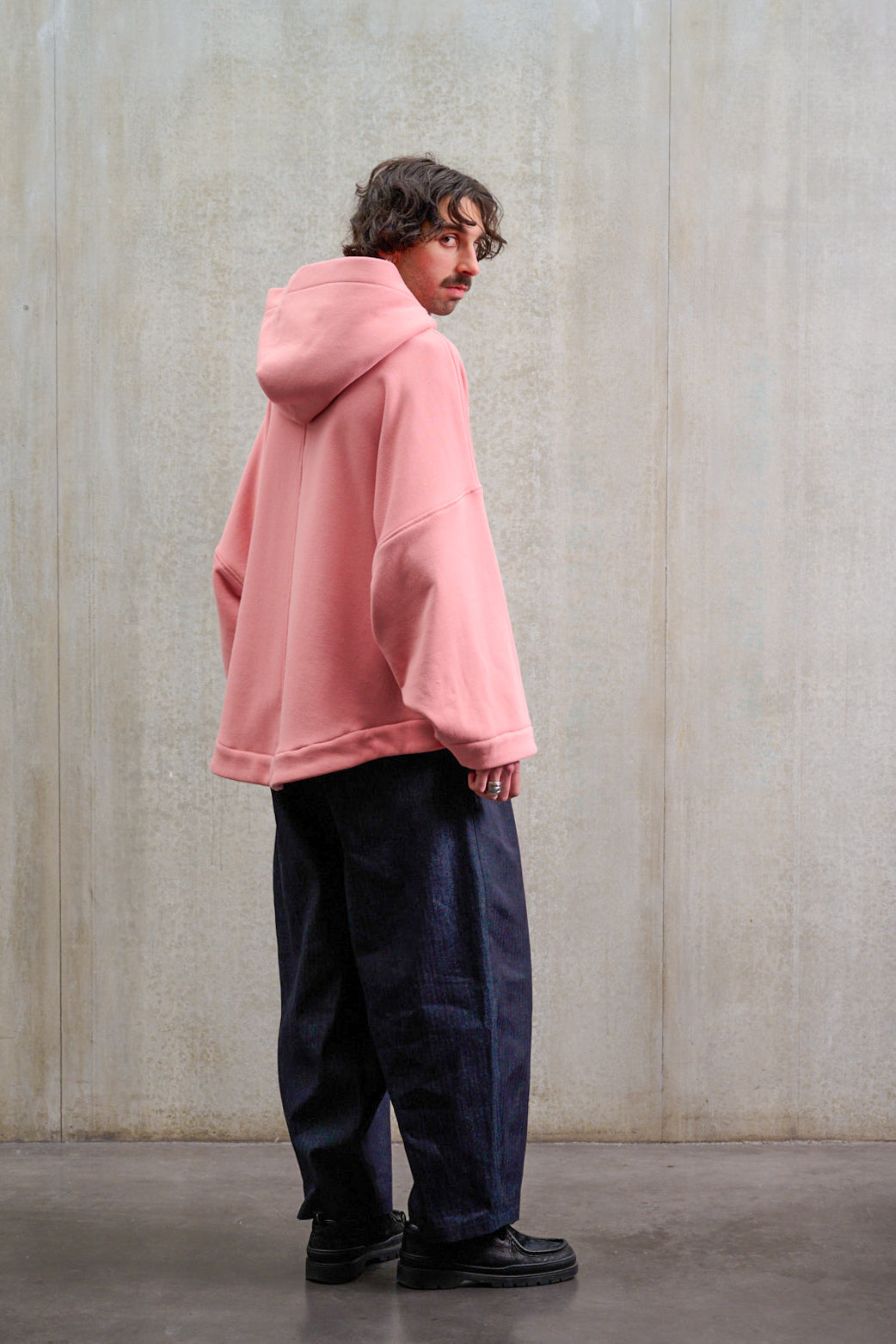 Pantalon circulaire Aïdama, coupe ballon oversize en denim japonais rayé. Porté par un mannequin homme et vu de dos.