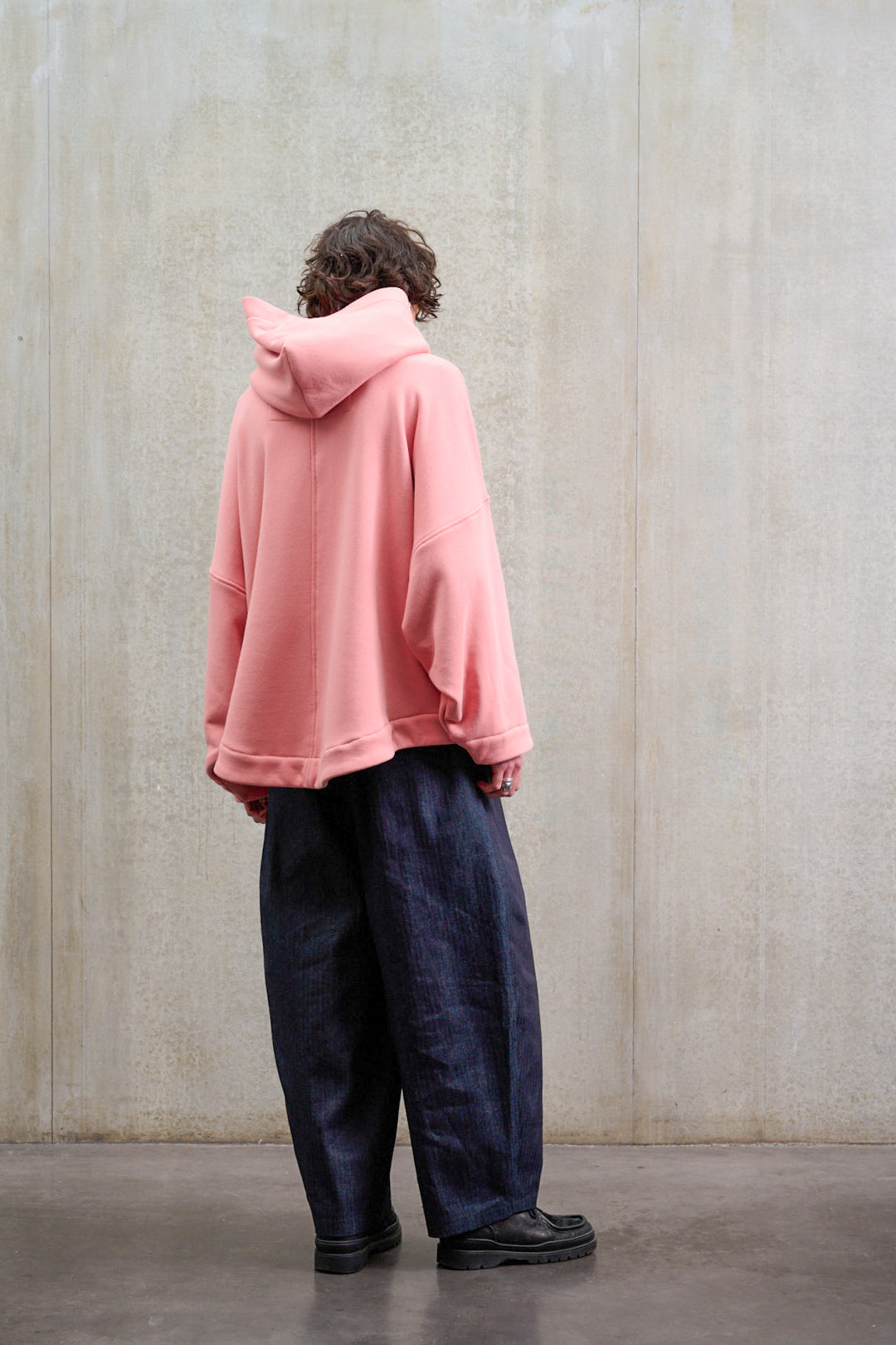 Pantalon circulaire Aïdama, coupe ballon oversize en denim japonais rayé. Porté par un mannequin homme et vu de dos.