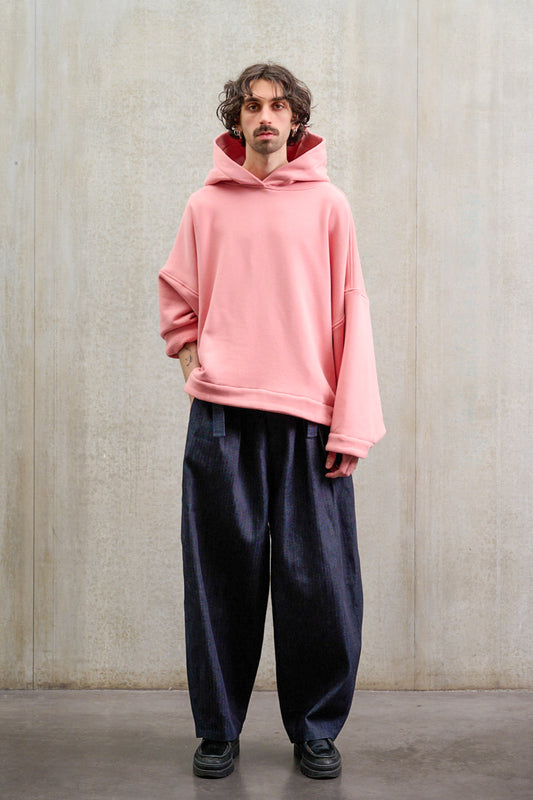 Pantalon circulaire Aïdama, coupe ballon oversize en denim japonais rayé. Porté par un mannequin homme et vu de face.