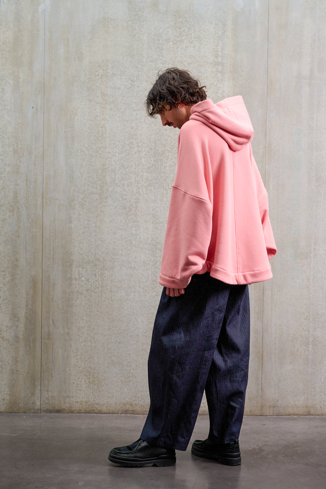 Pantalon circulaire Aïdama, coupe ballon oversize en denim japonais rayé. Porté par un mannequin homme et vu de profil.