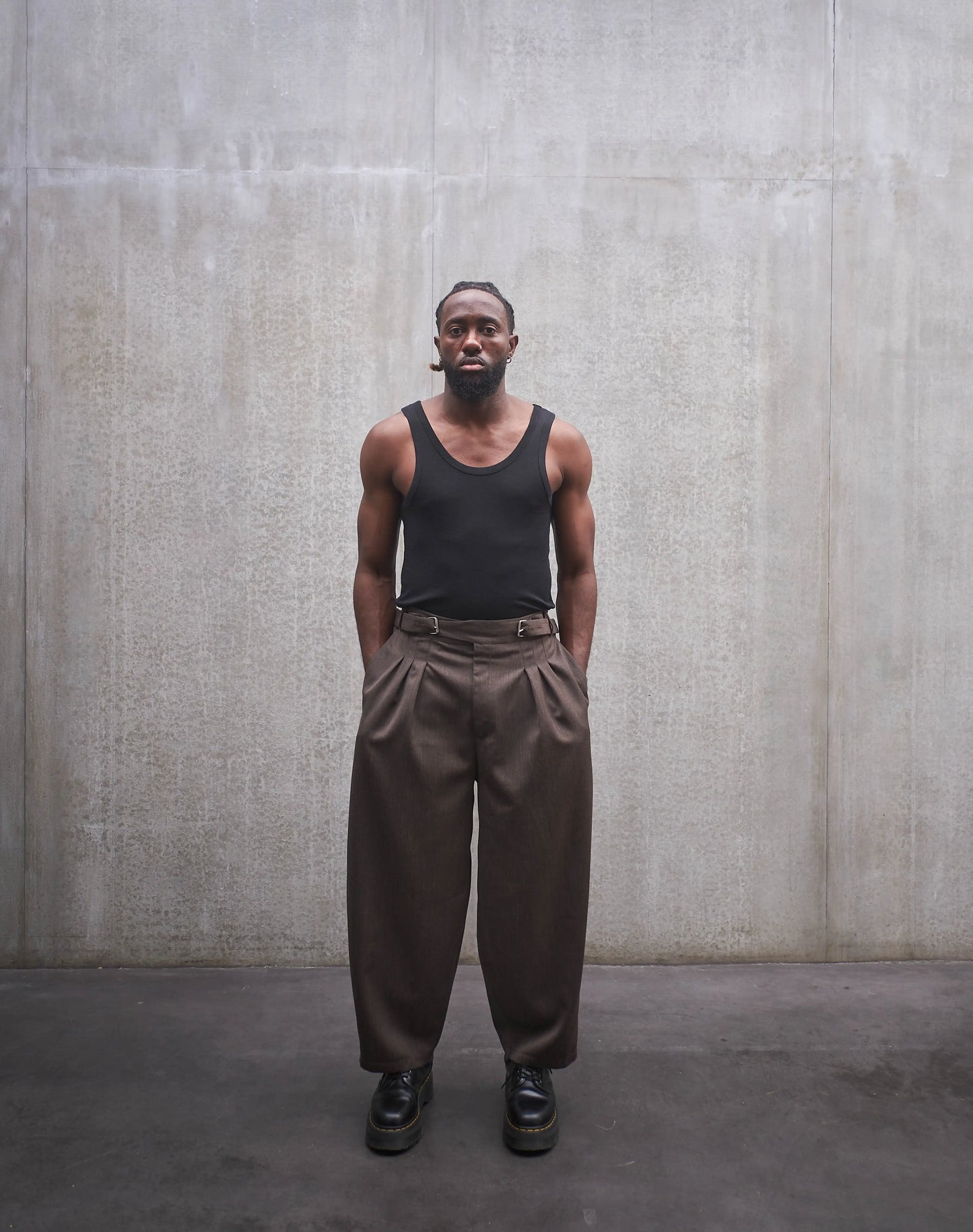 Pantalon circulaire Aïdama, coupe ballon en laine froide marron chiné. Porté par un mannequin homme et vu de face.