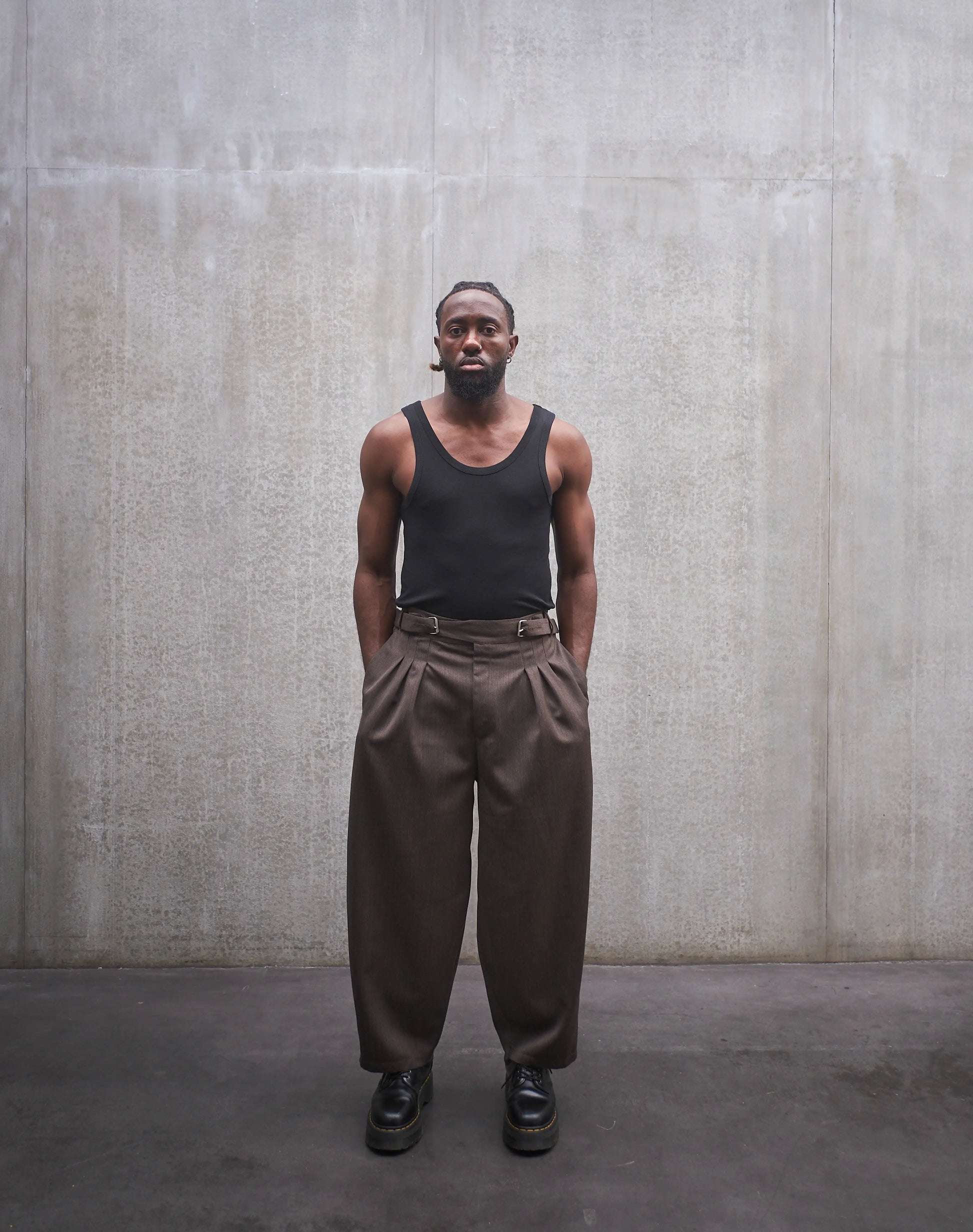 Pantalon circulaire Aïdama, coupe ballon en laine froide marron chiné. Porté par un mannequin homme et vu de face.