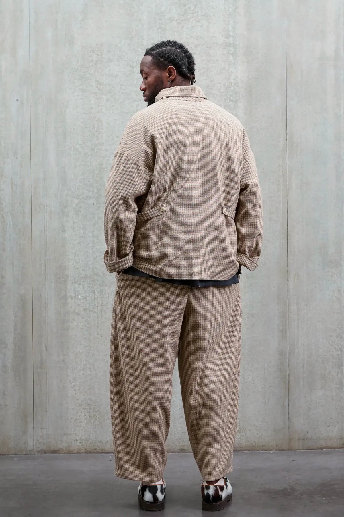 Veste oversize à col arrondi Aïdama, modèle Gunbai en laine marron à motif pied de poule. Portée fermée par un mannequin homme et vue de dos.
