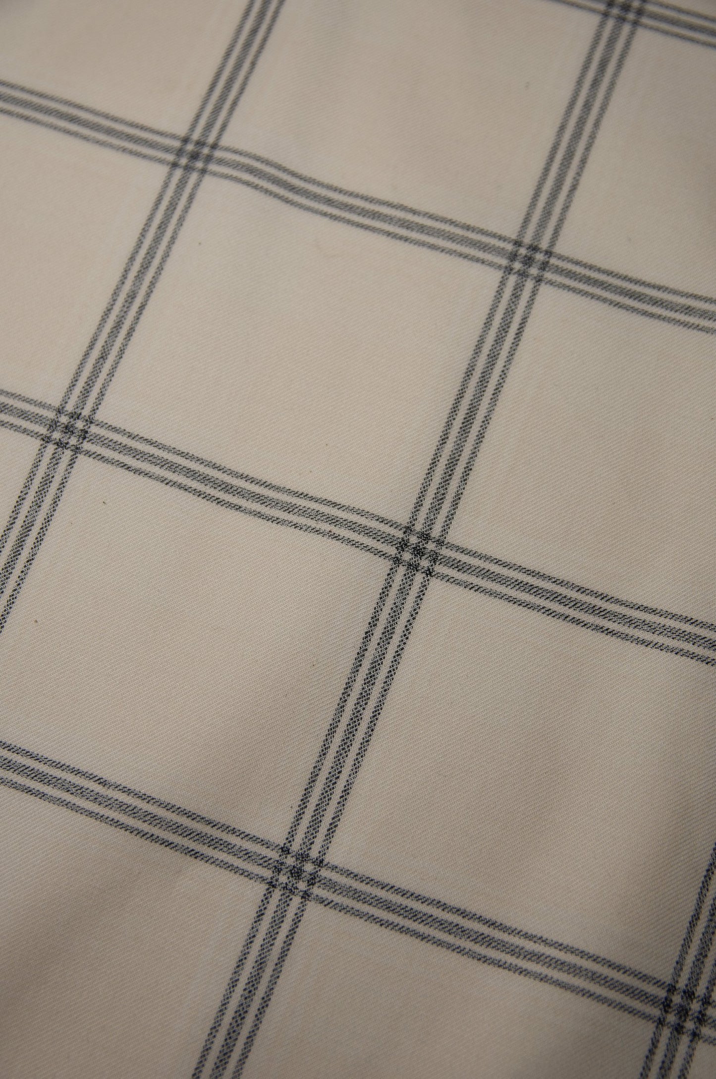 Pantalon circulaire de la marque Aïdama, coupe ballon en coton crème à carreaux. Vue zoomée sur le tissu.