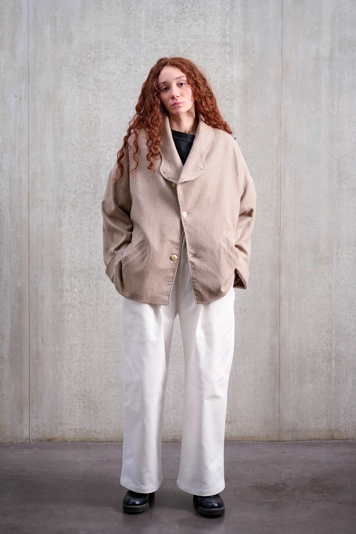 Pantalon droit unisexe de la marque Aïdama, coupe oversize en sergé de coton blanc. Porté par une mannequin femme et vu de face.
