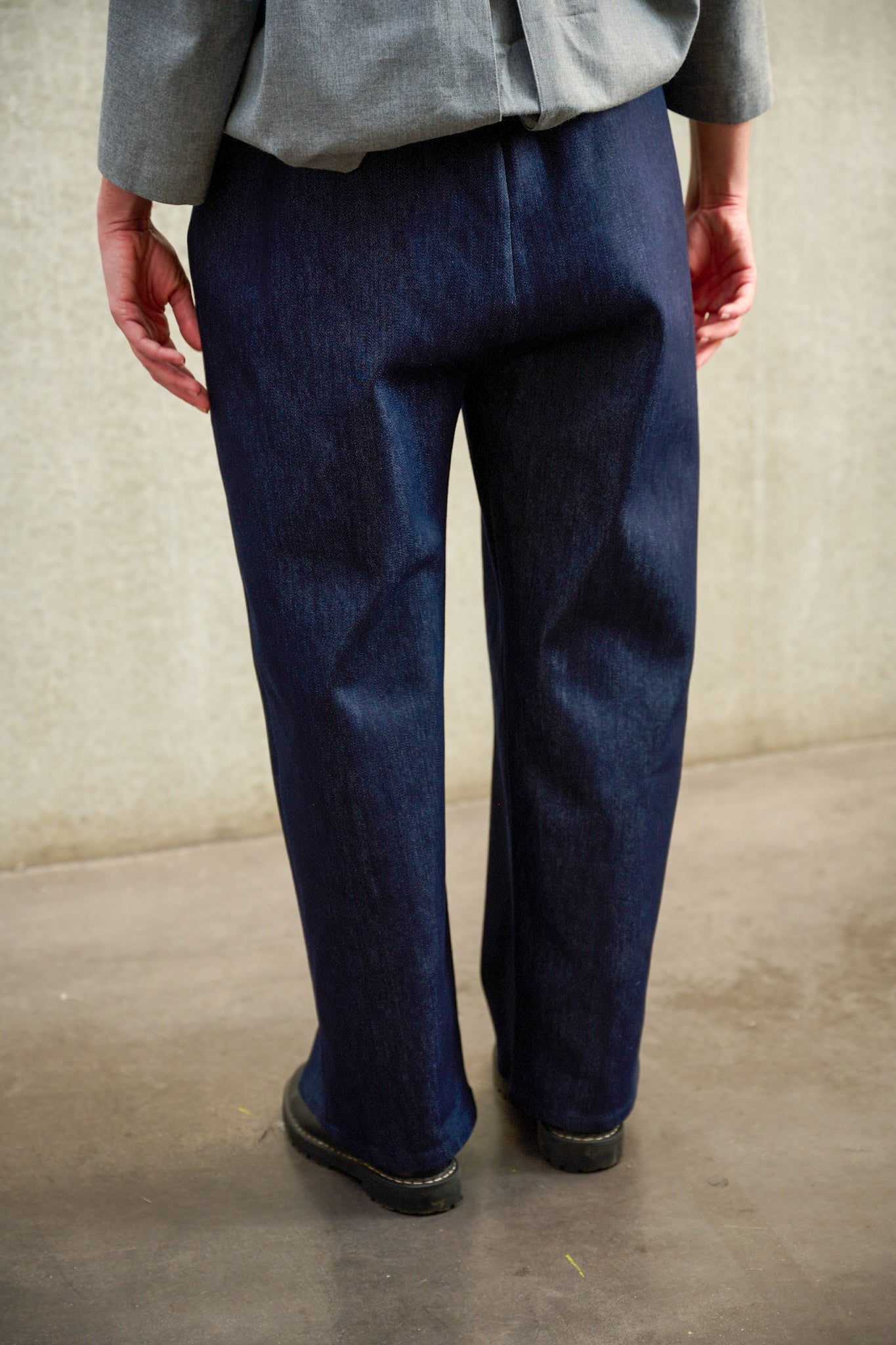 Pantalon droit Aïdama coupe large en denim brut porté par une mannequin femme et vu de dos.